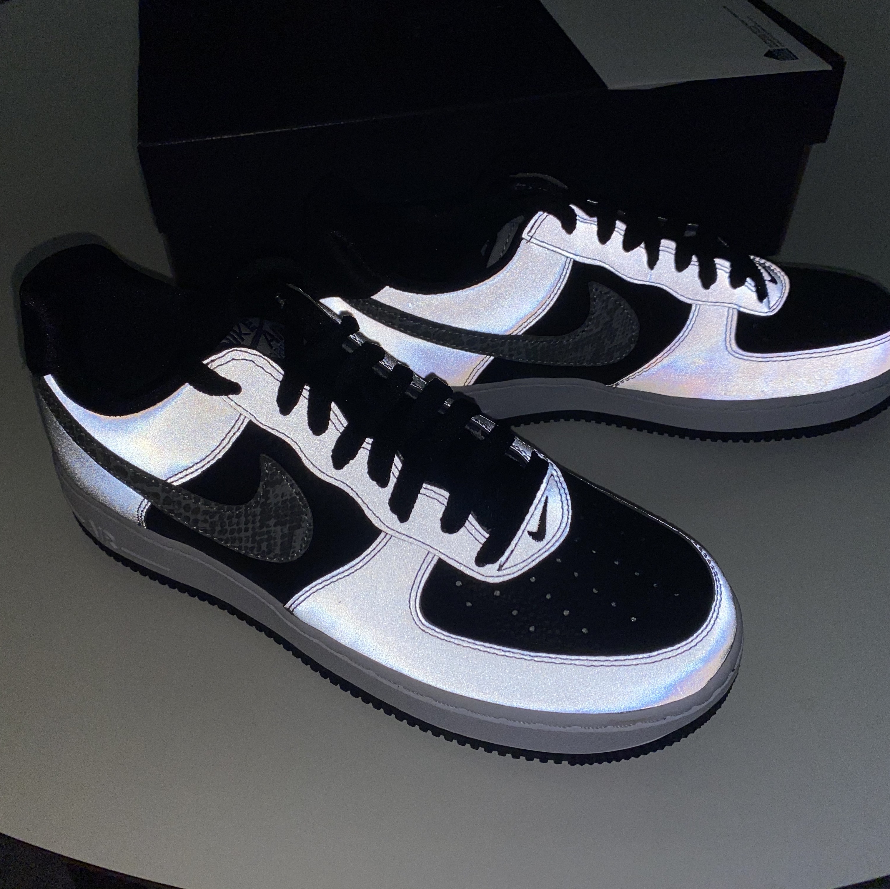 Nike Air Force 1 B Silver Snake 착용 스타일 - 1