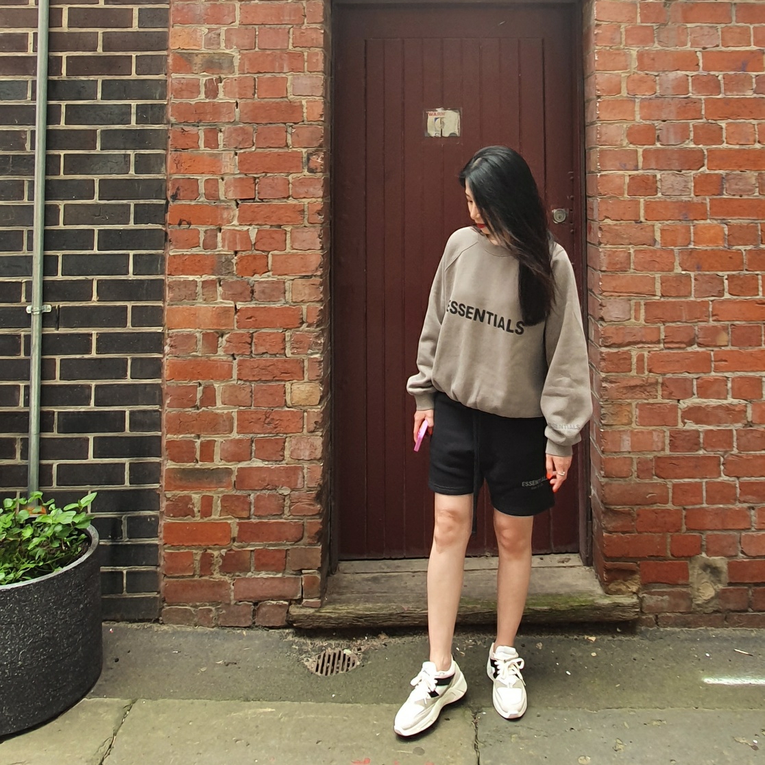 Essentials 3D Silicon Applique Crewneck Cement - 20FW, Essentials Fleece Shorts Weathered Black - 20FW 착용 스타일 - 2