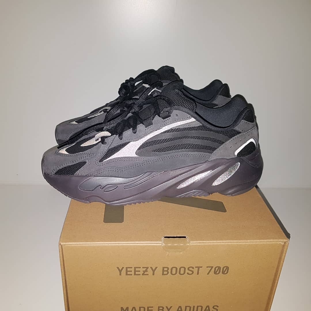 Adidas Yeezy Boost 700 V2 Vanta 2019 착용 스타일 - 3