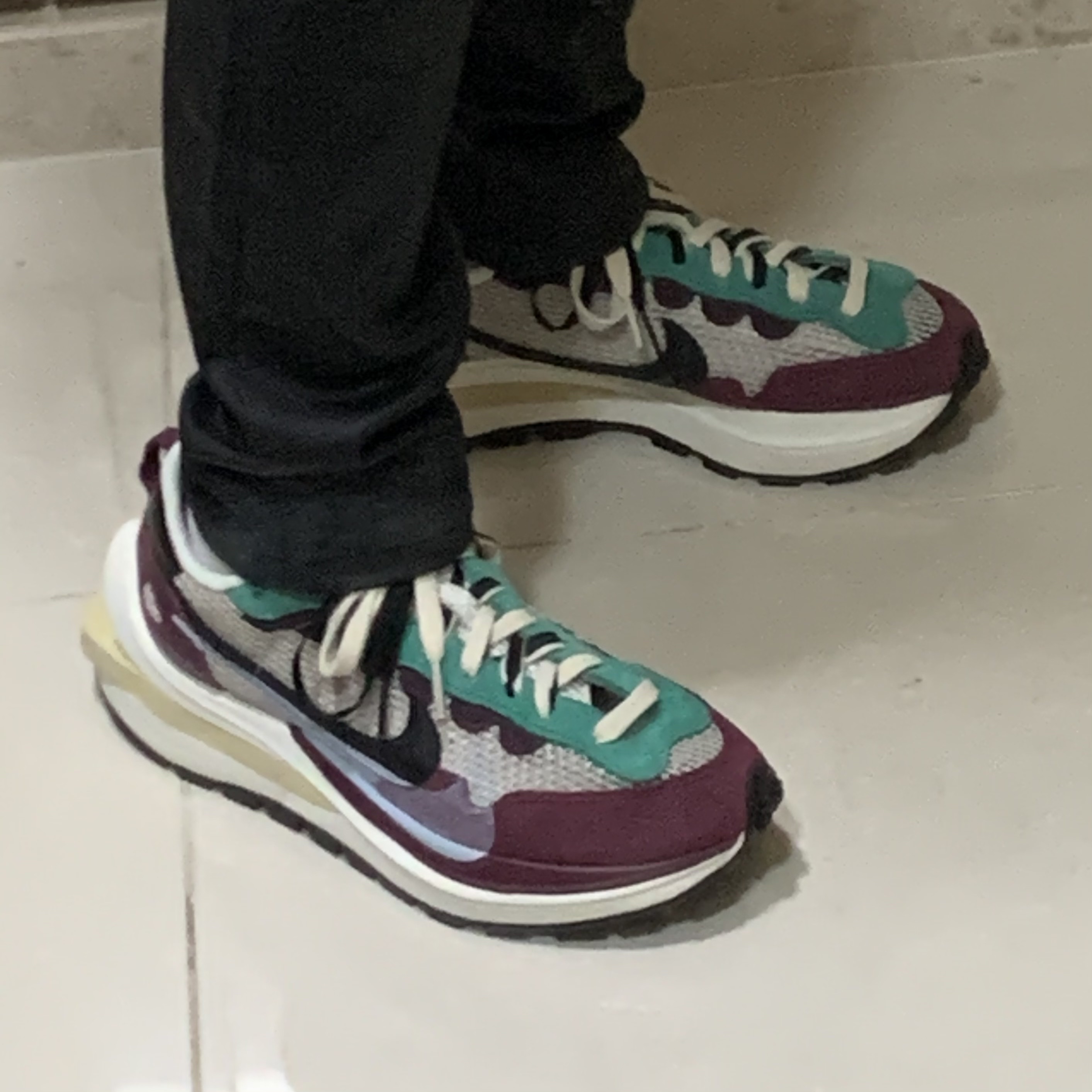 Nike x Sacai VaporWaffle String & Black Villain Red 착용 스타일 - 2