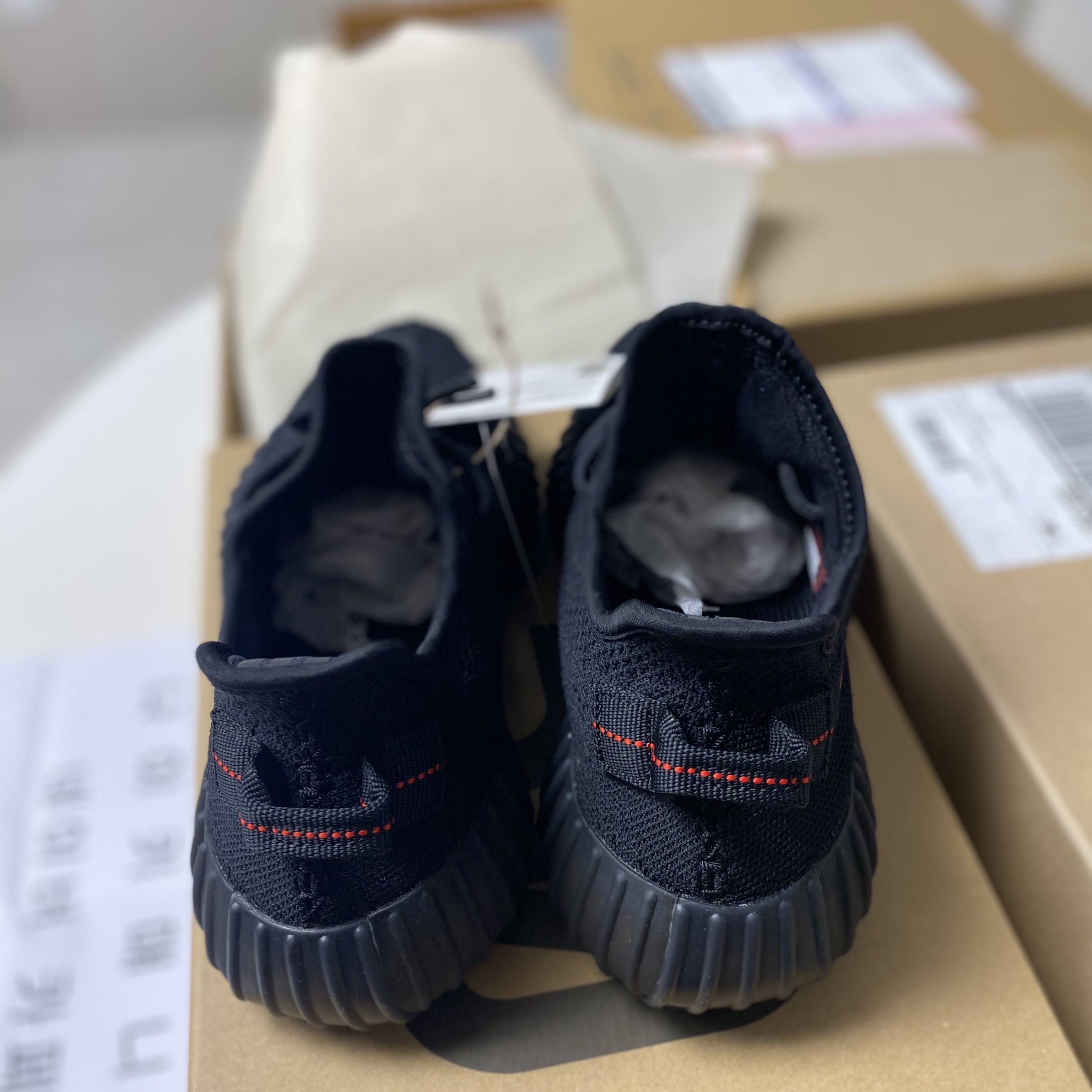 Adidas Yeezy Boost 350 V2 Black Red 2020 착용 스타일 - 3