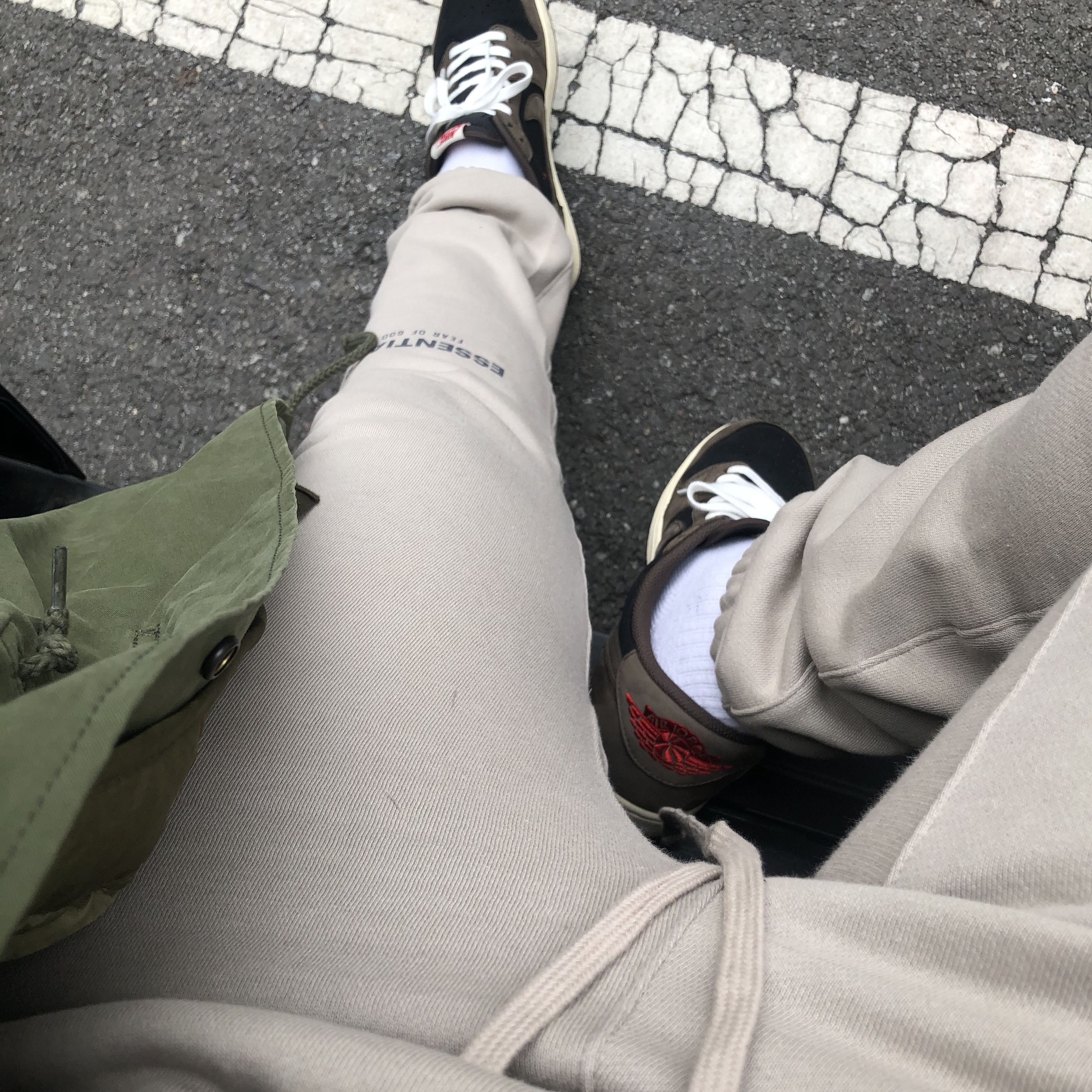 Essentials 3D Silicon Applique Pullover Hoodie String Tan - 20SS, Essentials Sweatpants String Tan - 20SS 착용 스타일 - 1