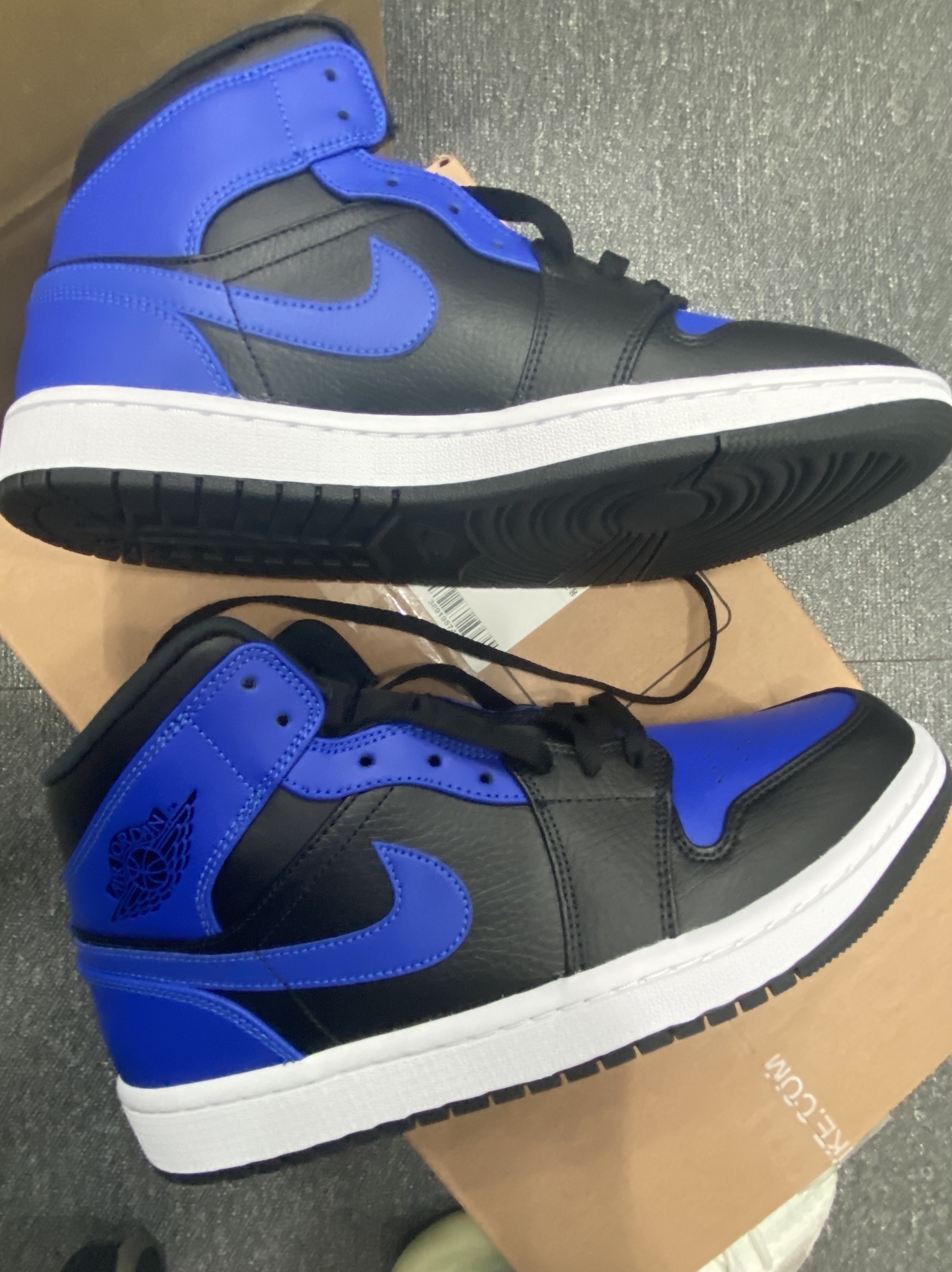 Jordan 1 Mid Black Hyper Royal 착용 스타일 - 1