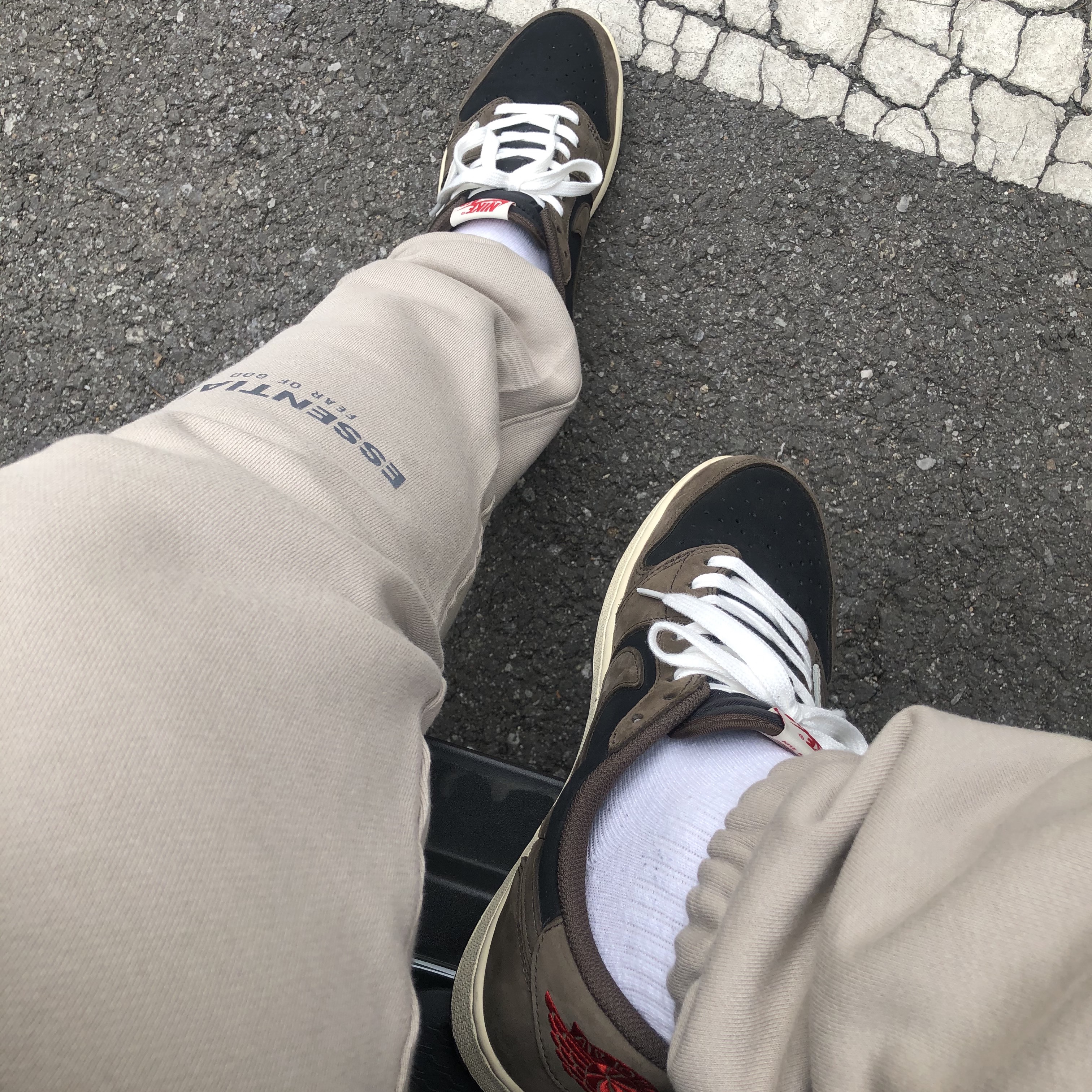 Essentials 3D Silicon Applique Pullover Hoodie String Tan - 20SS, Essentials Sweatpants String Tan - 20SS 착용 스타일 - 2