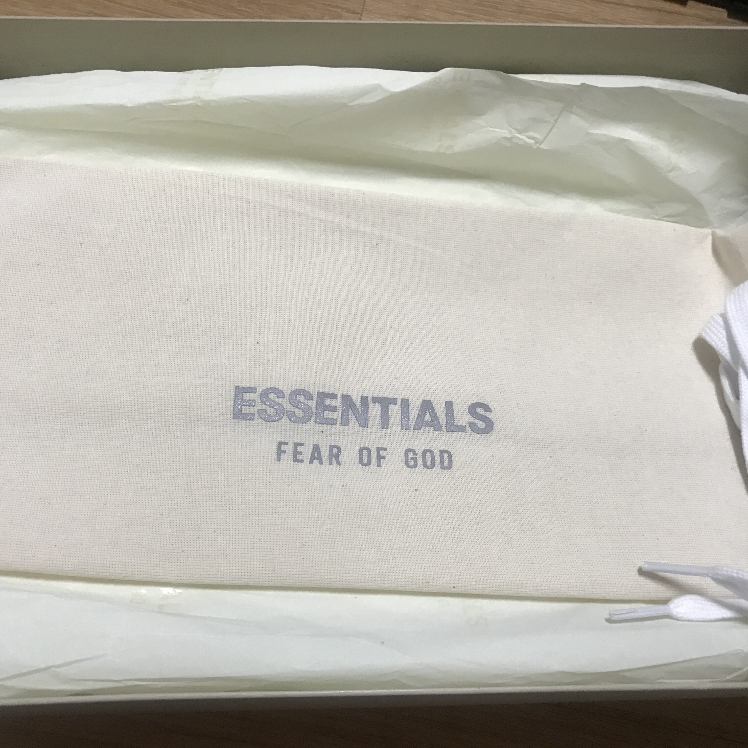 Essentials Distance Sneakers Cream Grey Black 착용 스타일 - 2