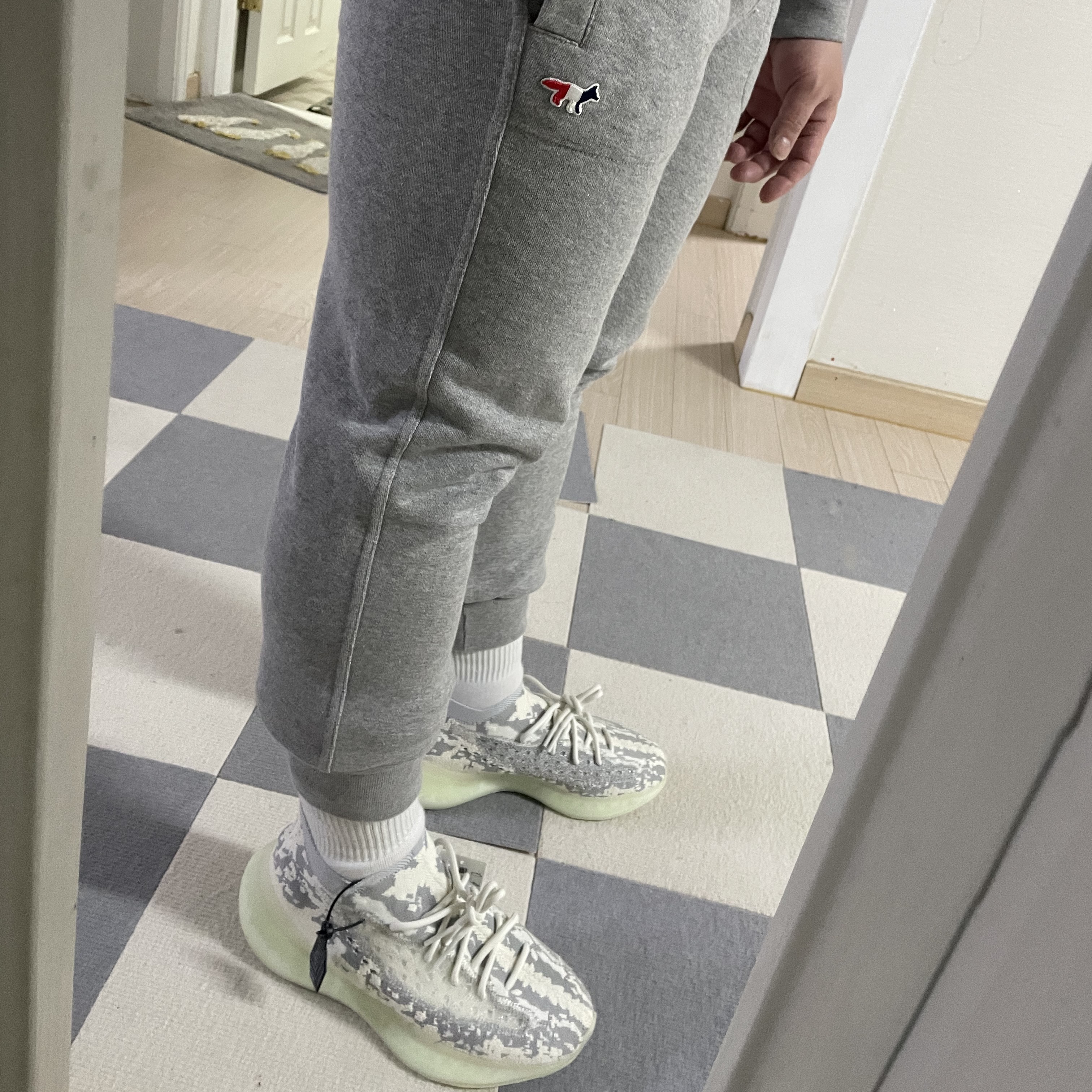 Adidas Yeezy Boost 380 Alien 착용 스타일 - 1