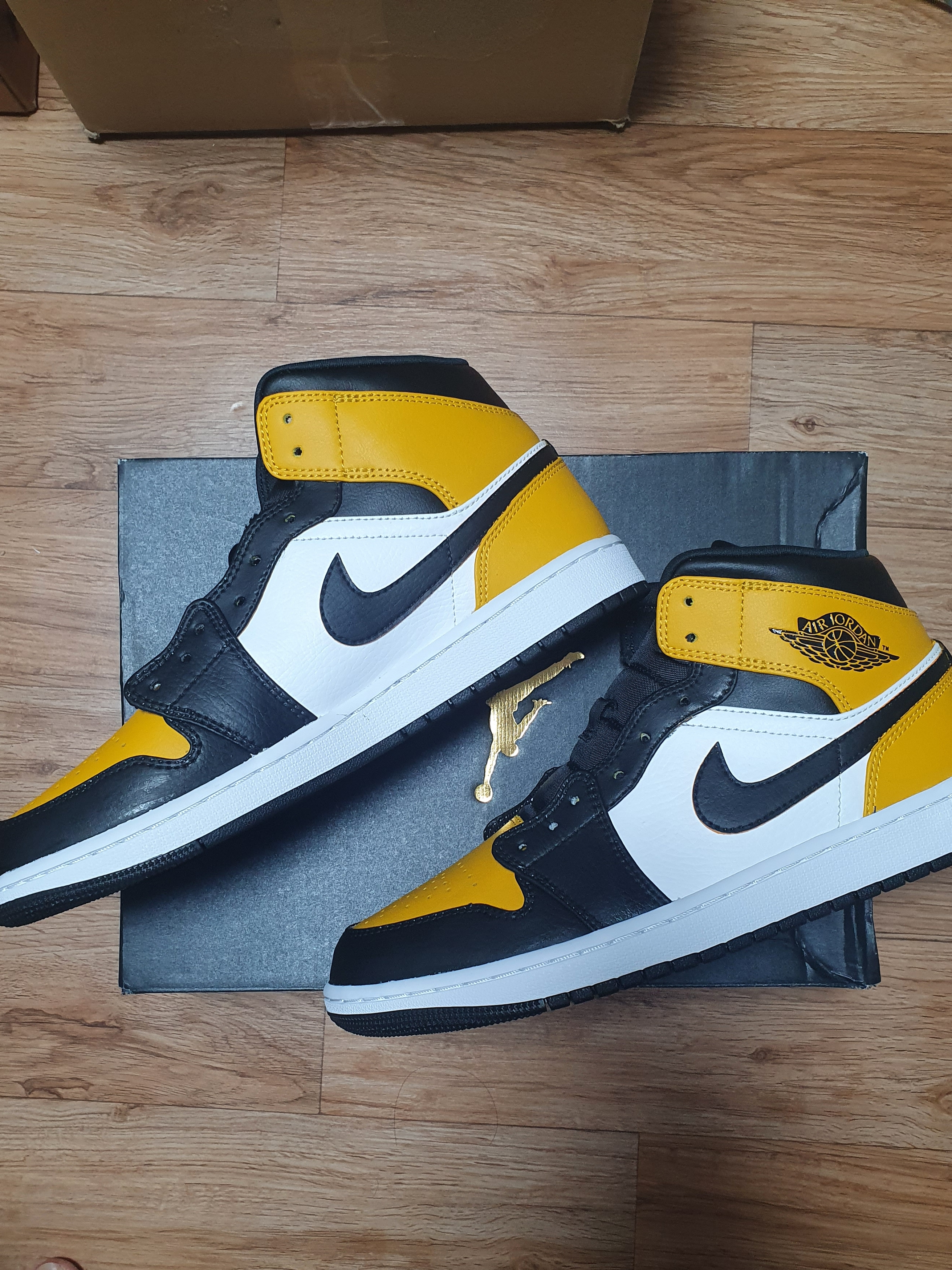 Jordan 1 Mid White University Gold 착용 스타일 - 3