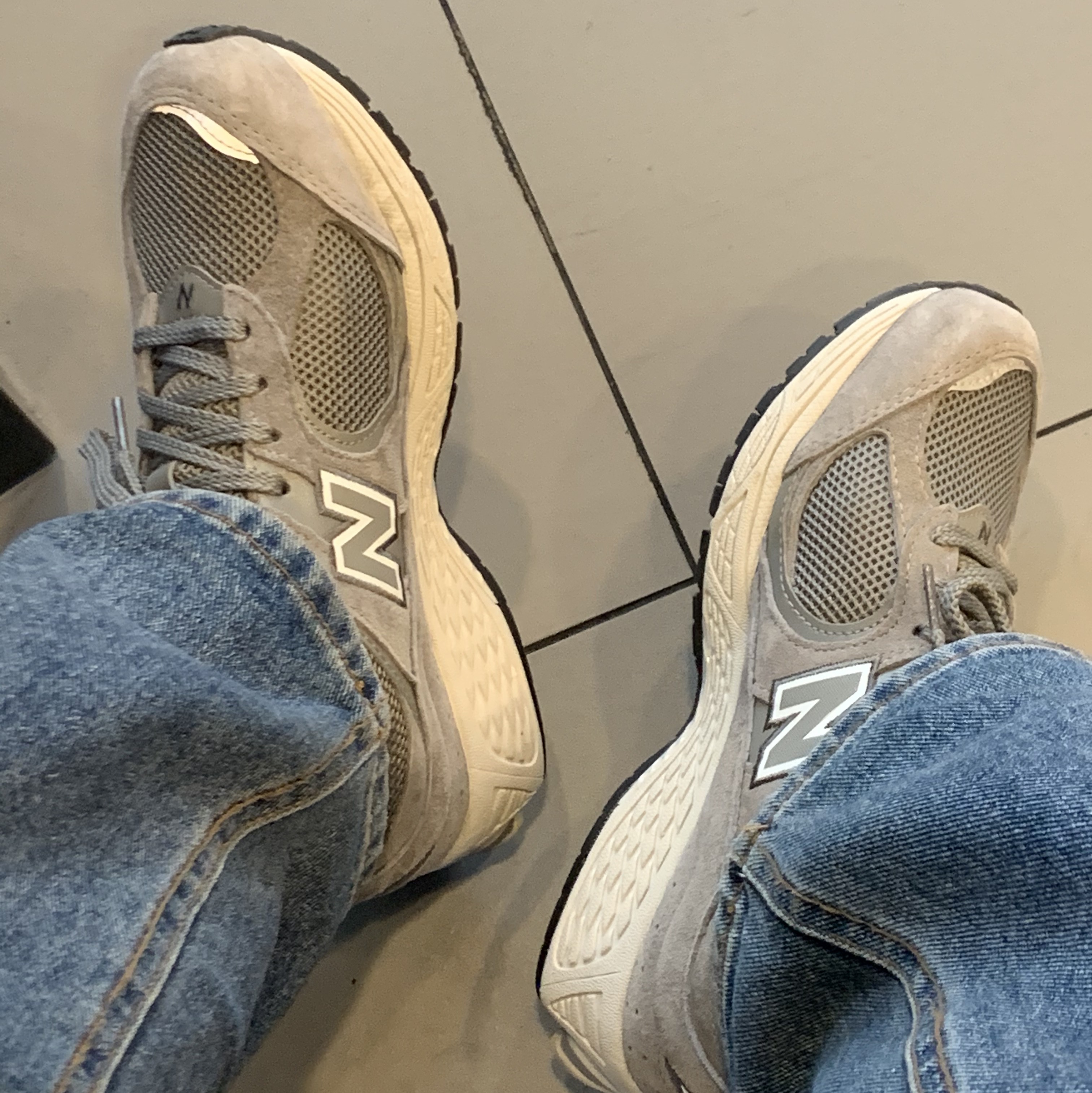 New Balance 2002R Grey 착용 스타일