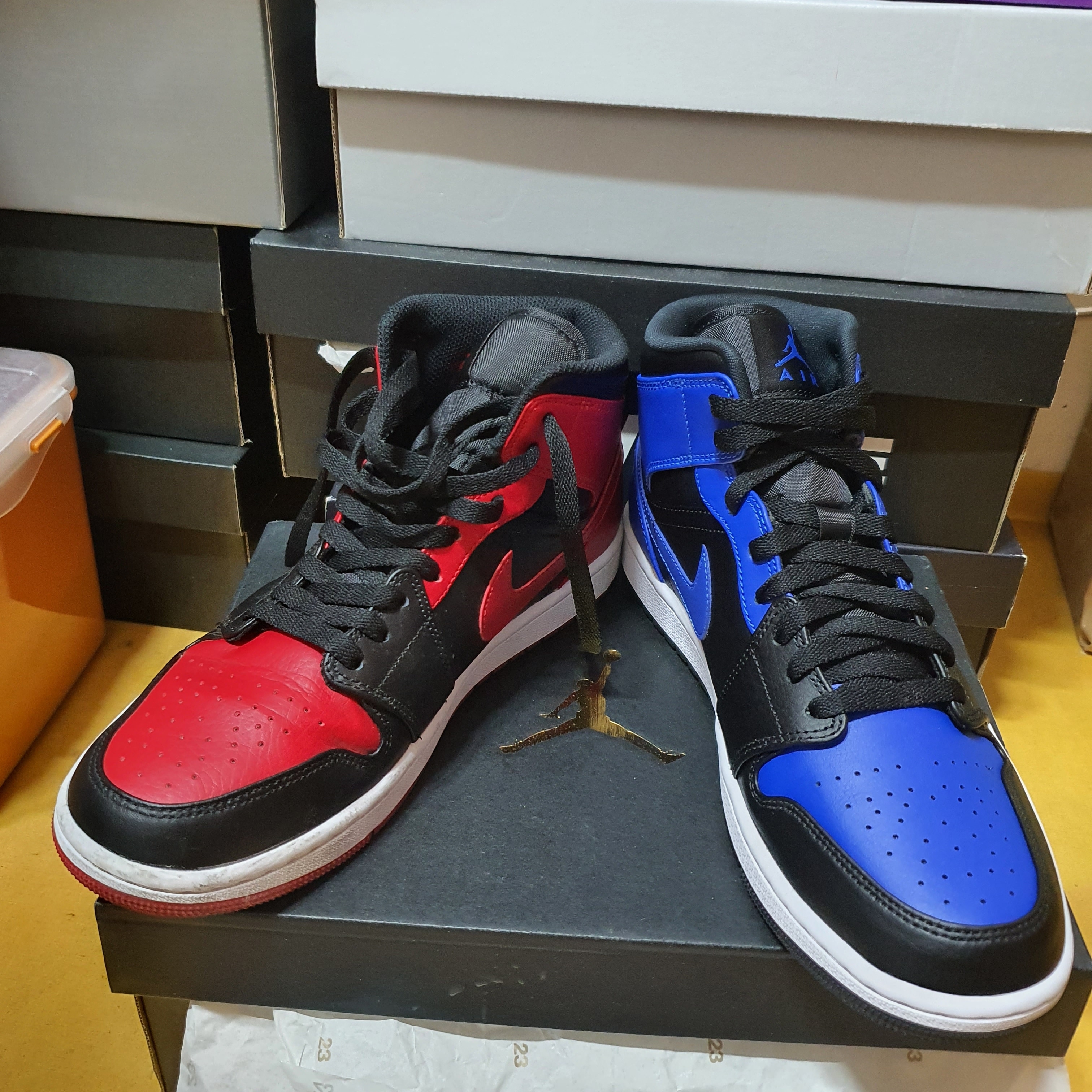 Jordan 1 Mid Bred Banned 2020, Jordan 1 Mid Black Hyper Royal 착용 스타일