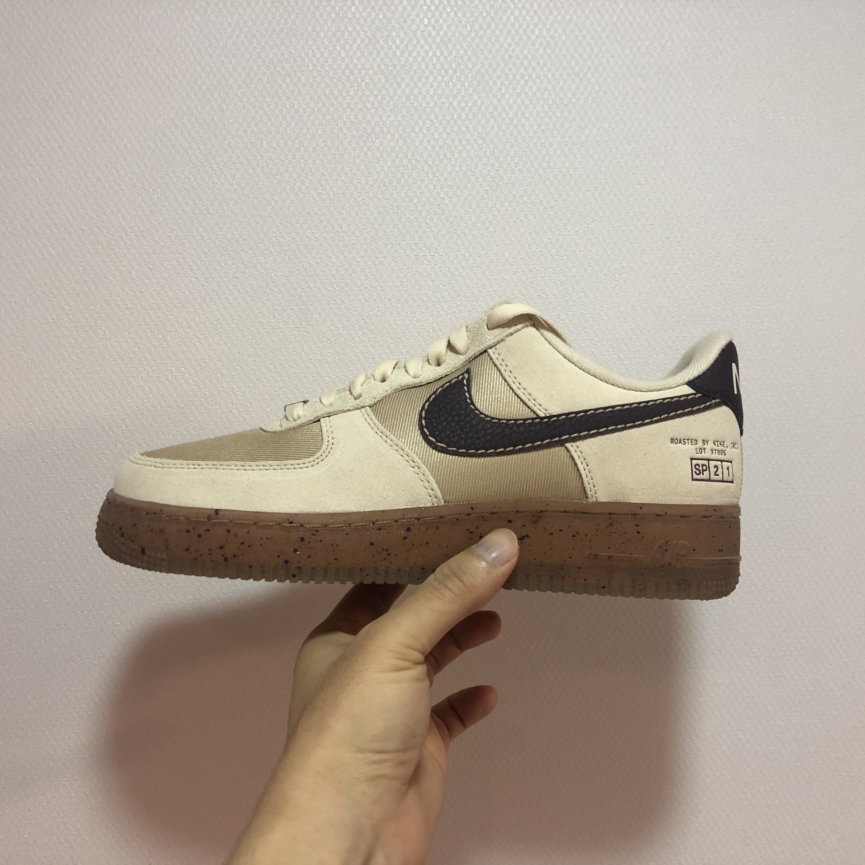 Nike Air Force 1 '07 LV8 Coffee 착용 스타일