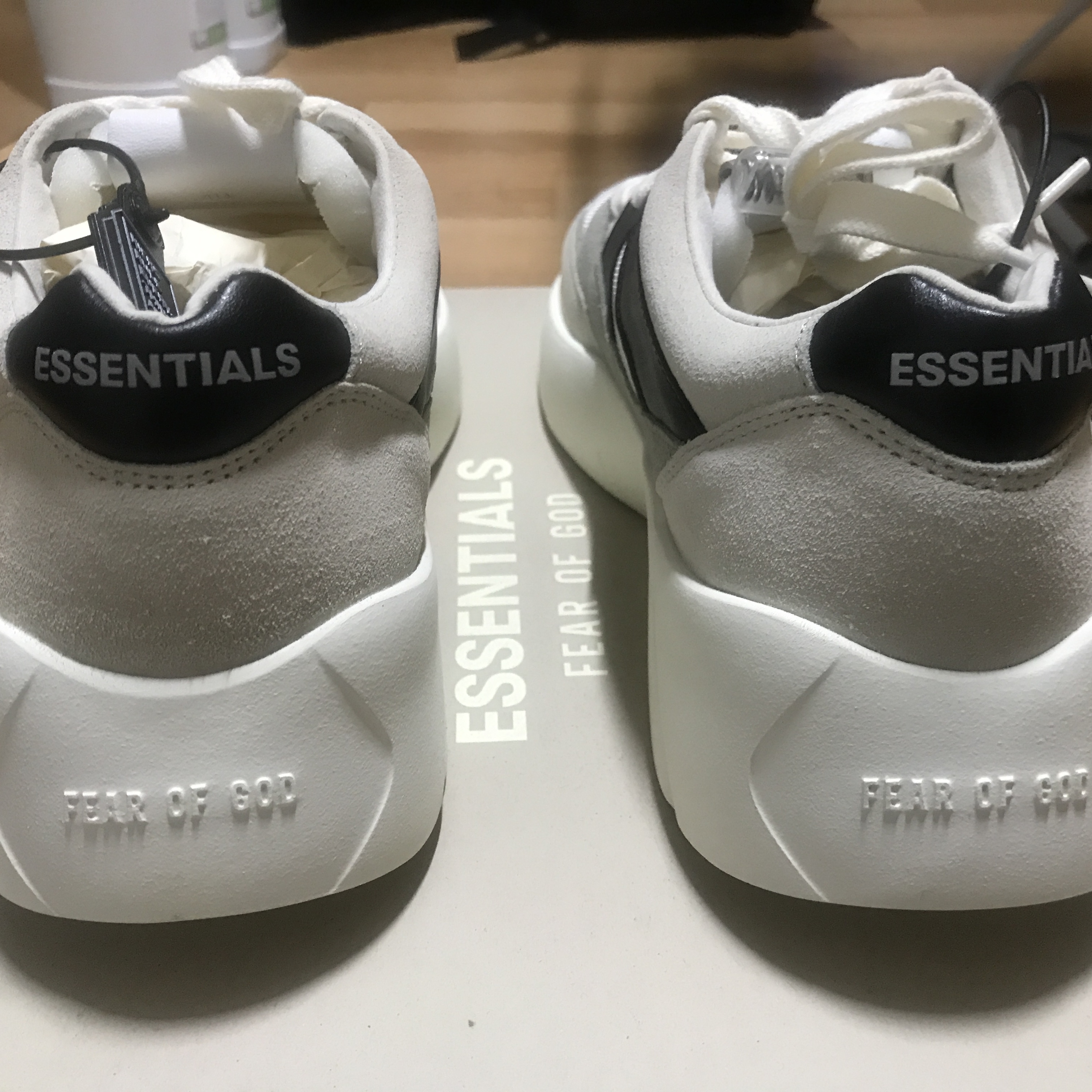 Essentials Distance Sneakers Cream Grey Black 착용 스타일 - 5