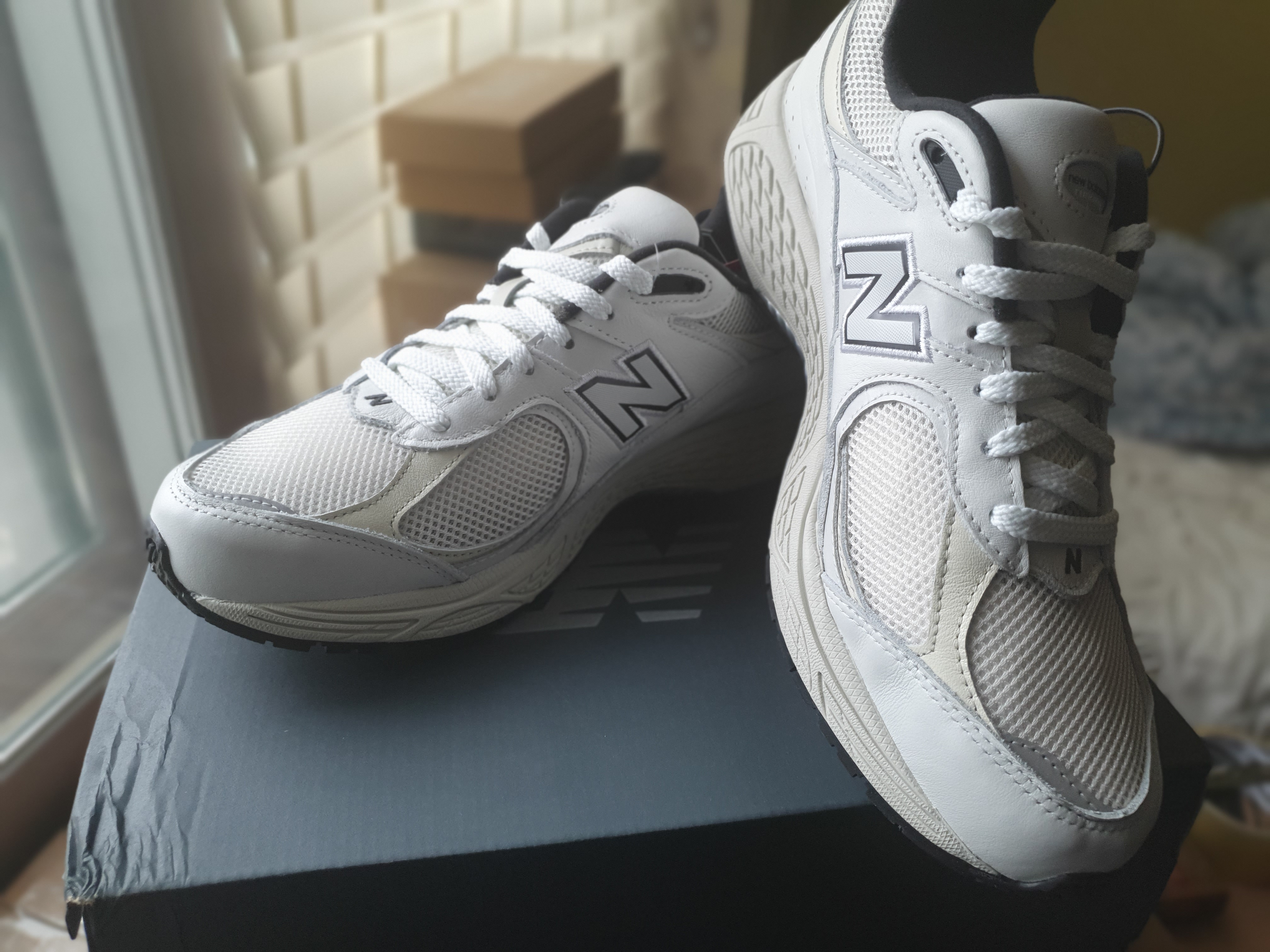 New Balance 2002R White 착용 스타일