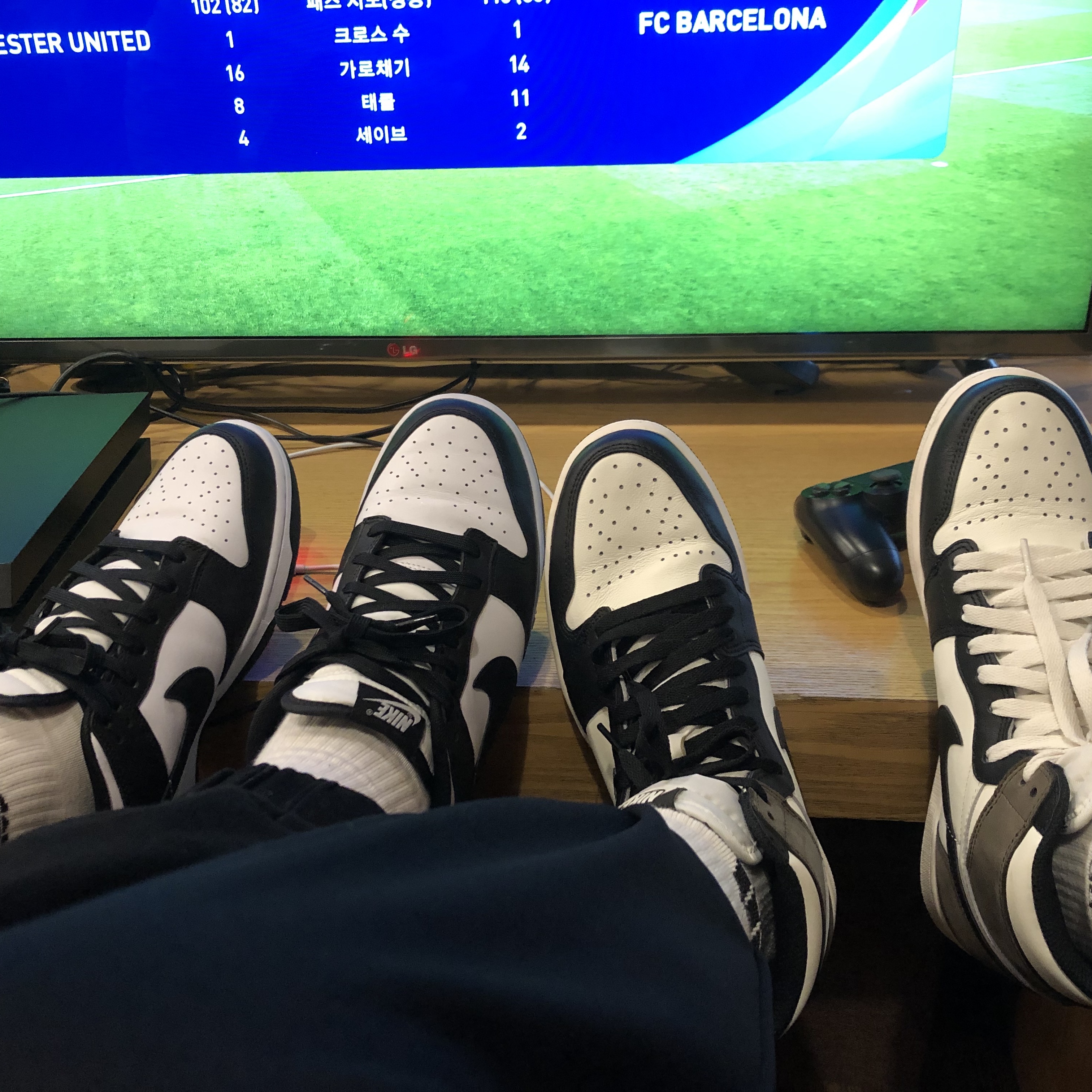 Jordan 1 Retro High OG Black Mocha, Nike Dunk Low Retro Black 착용 스타일