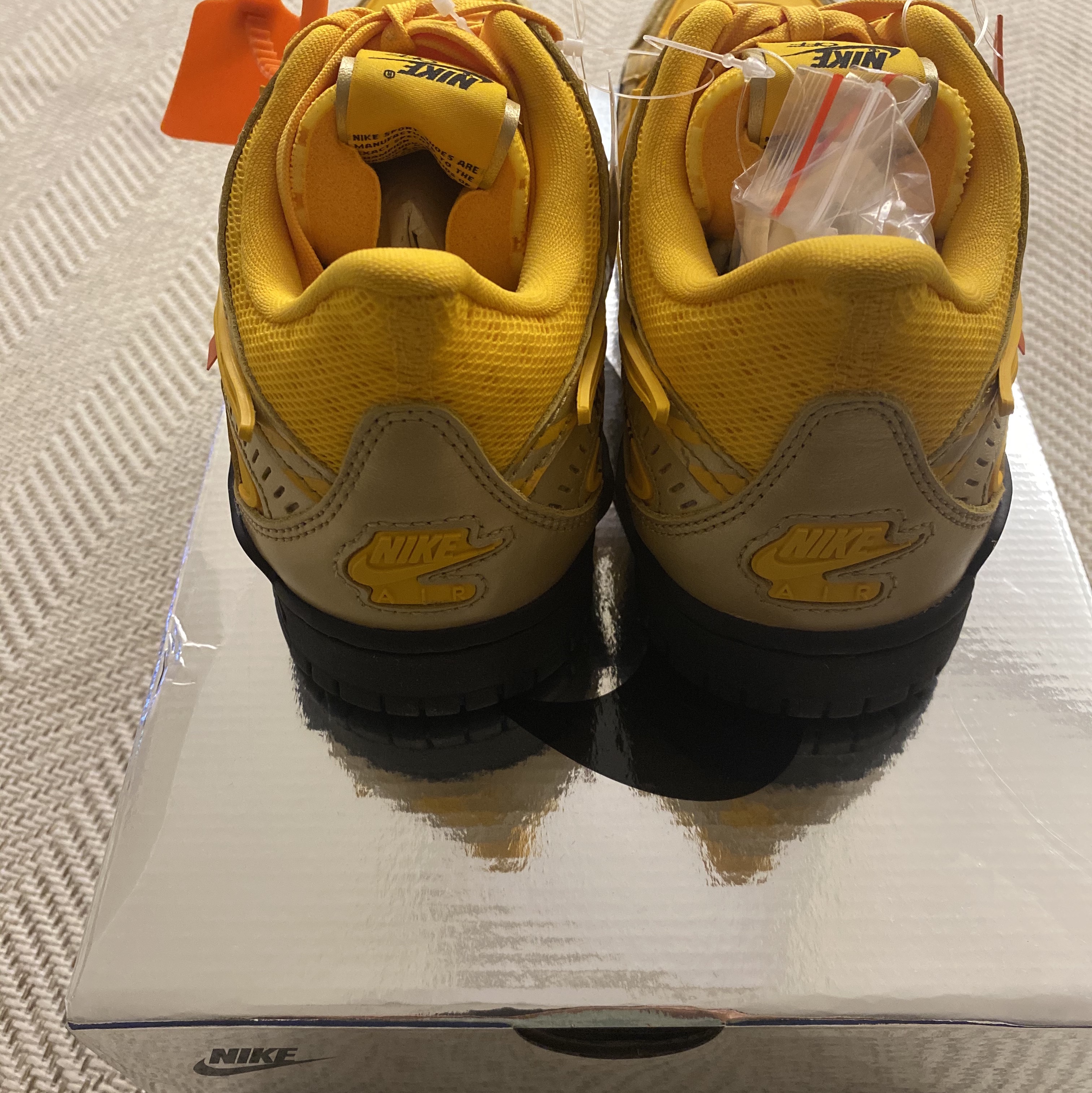 Nike x Off-White Air Rubber Dunk University Gold 착용 스타일 - 4