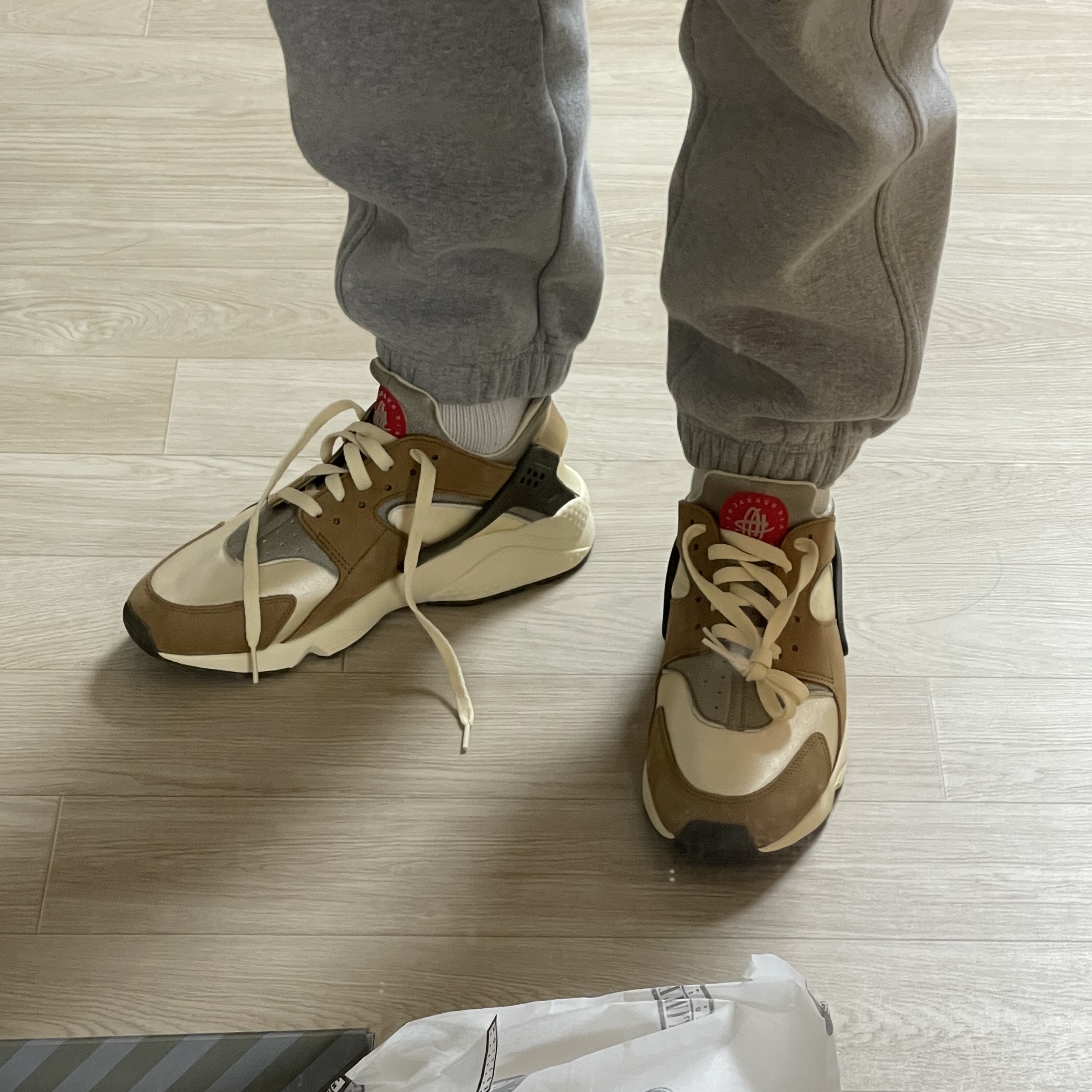Nike x Stussy Air Huarache LE Desert Oak 착용 스타일