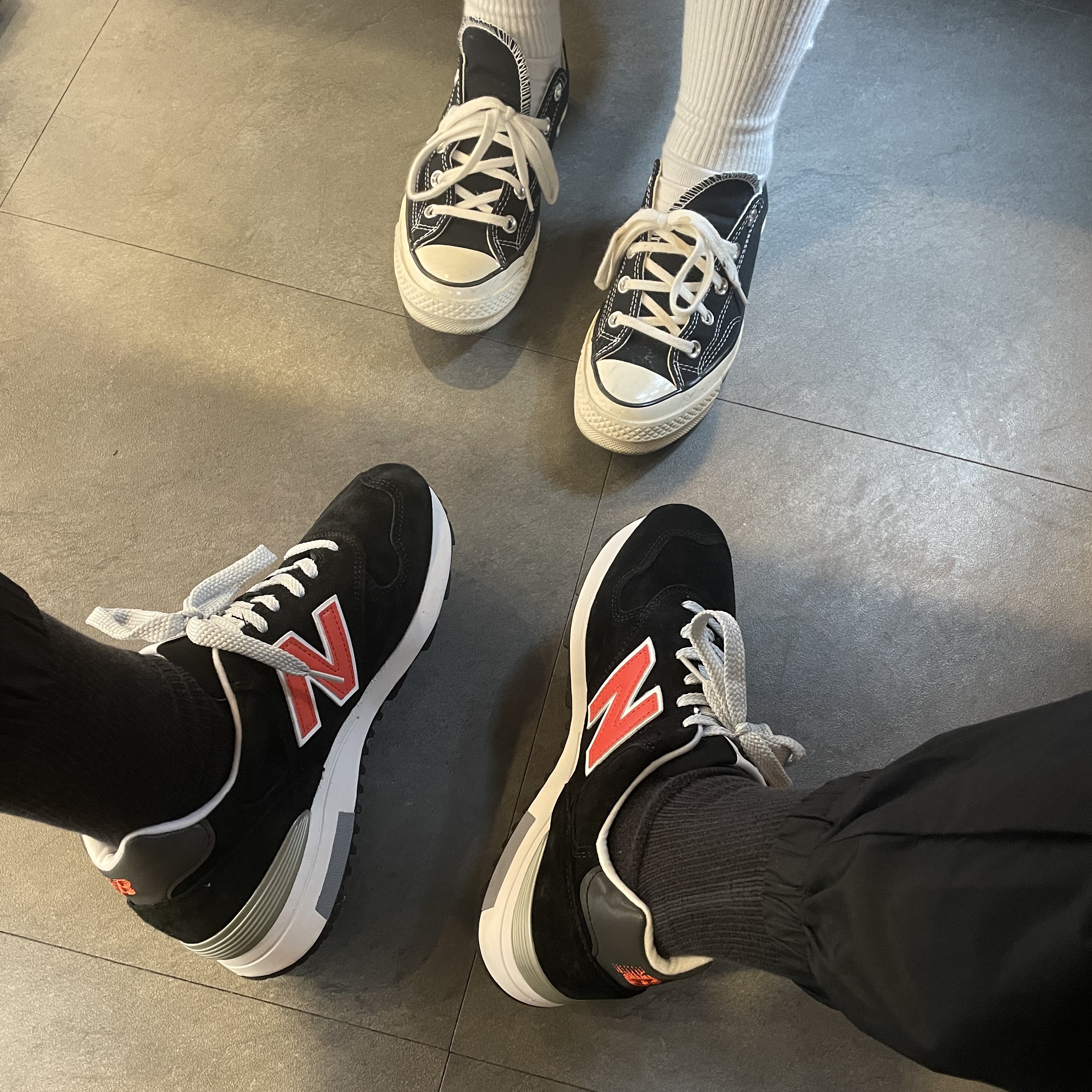 New Balance x J.Crew 1400 Made in USA Black Orange 착용 스타일