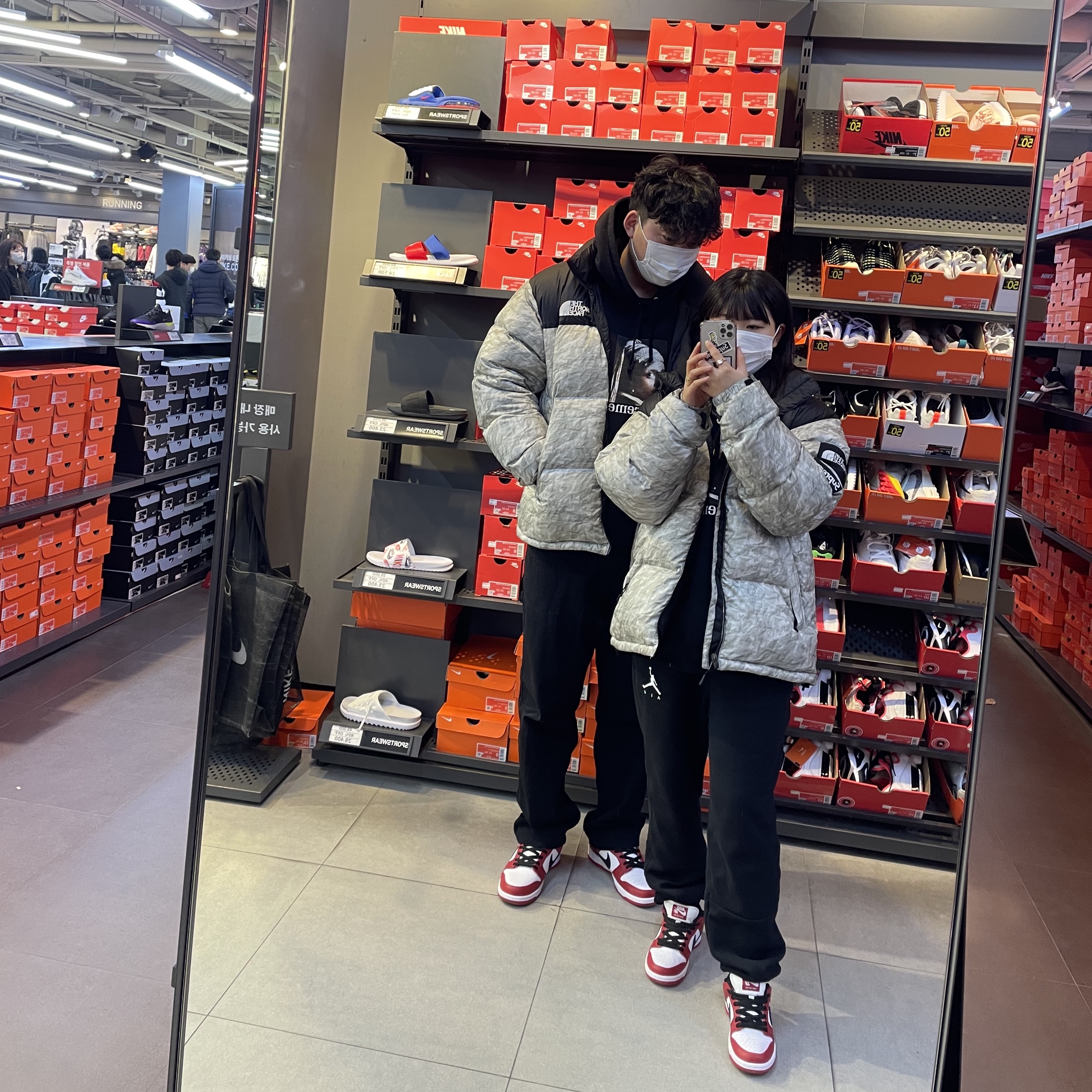 Nike SB Dunk Low Pro Chicago, Supreme x The North Face Paper Print Nuptse Jacket - 19FW 착용 스타일