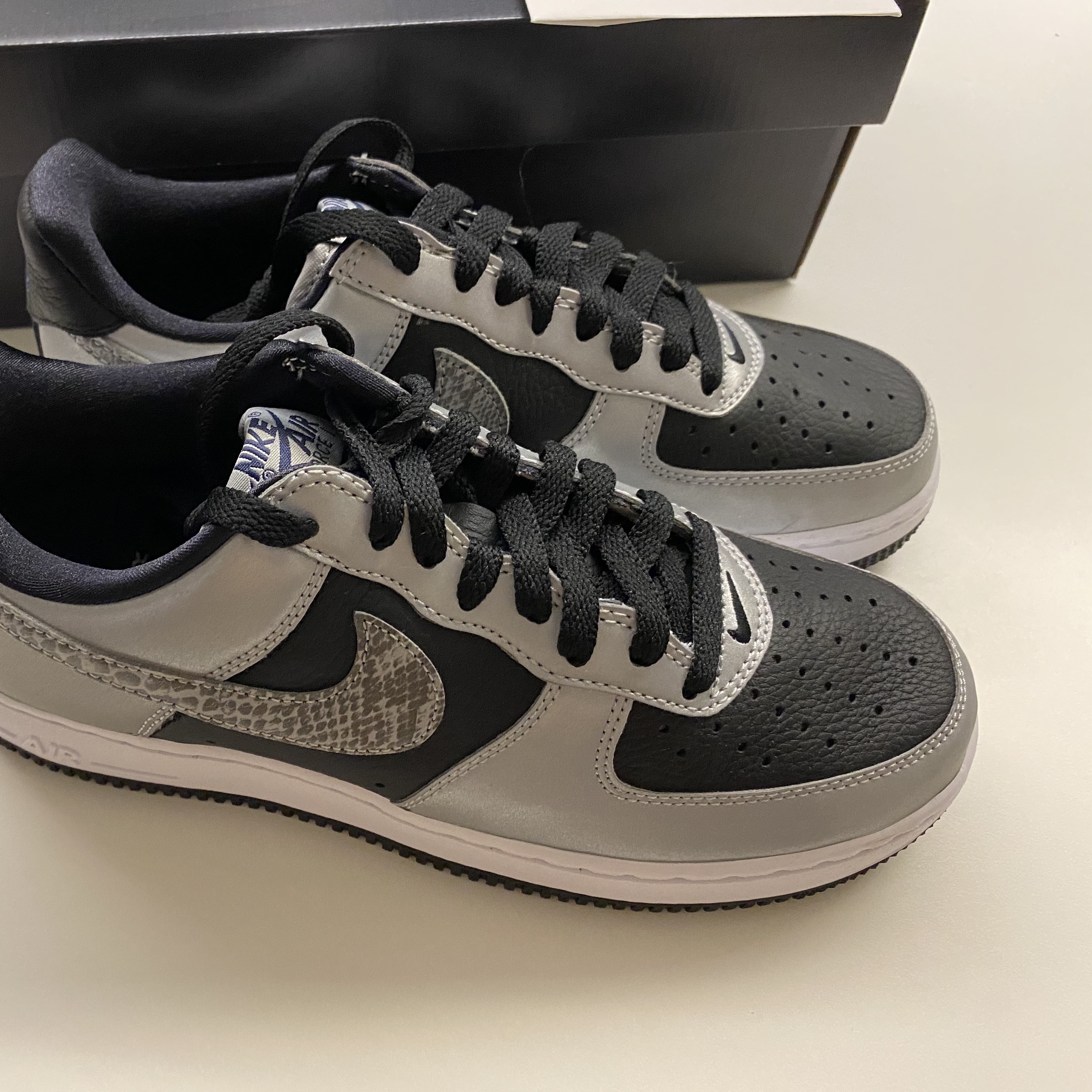 Nike Air Force 1 B Silver Snake 착용 스타일 - 3