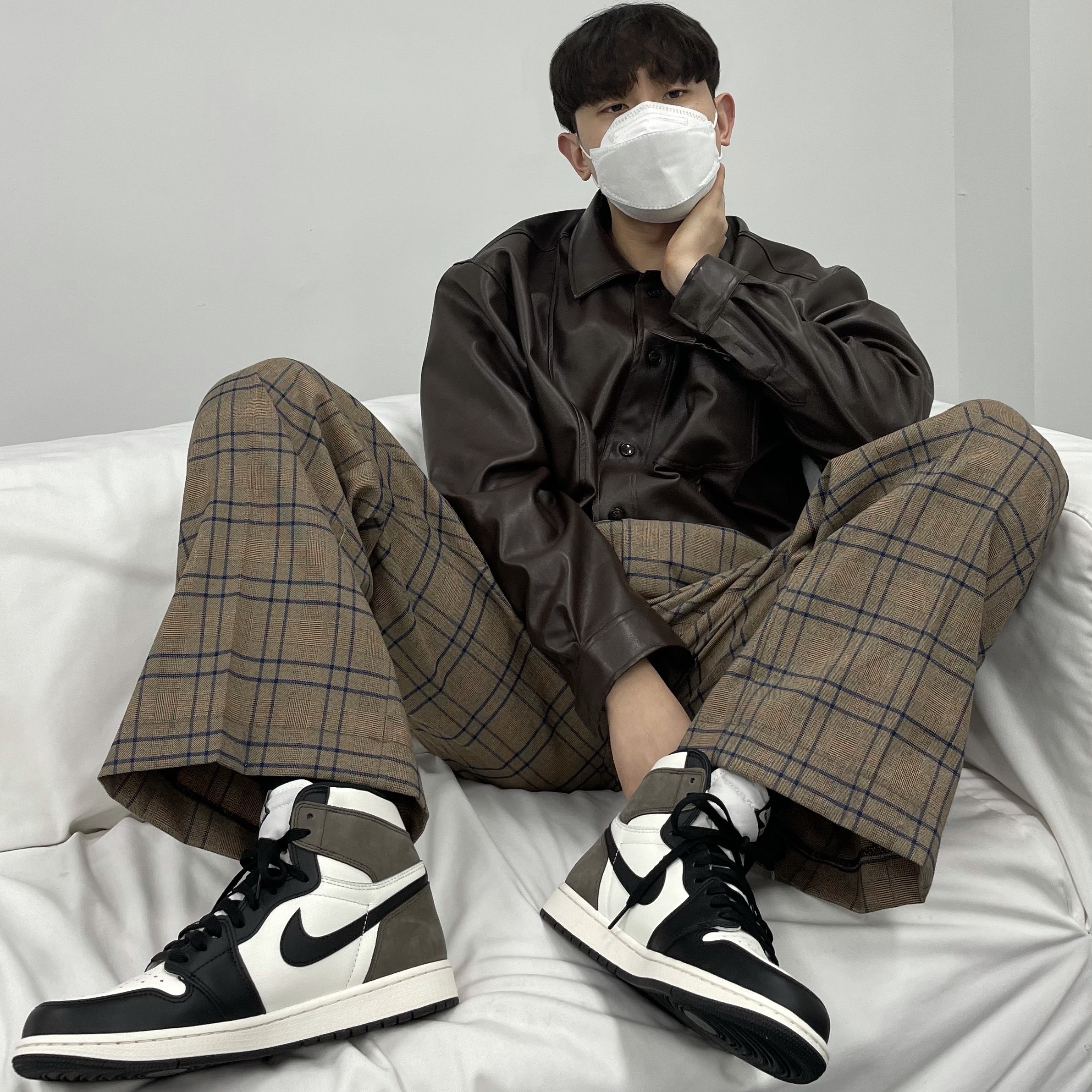 Jordan 1 Retro High OG Black Mocha 착용 스타일 - 2