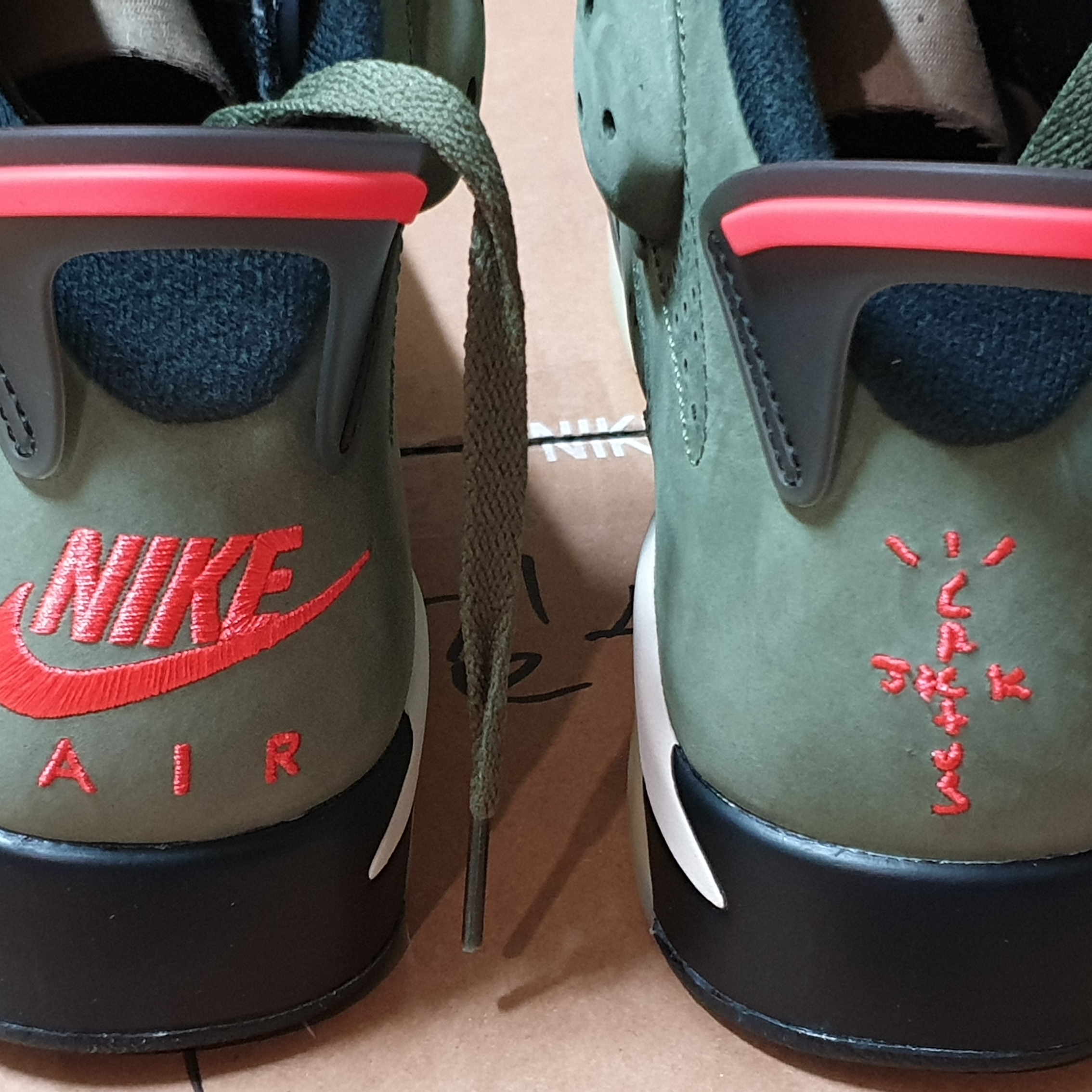 Jordan 6 x Travis Scott Retro Olive 착용 스타일 - 2