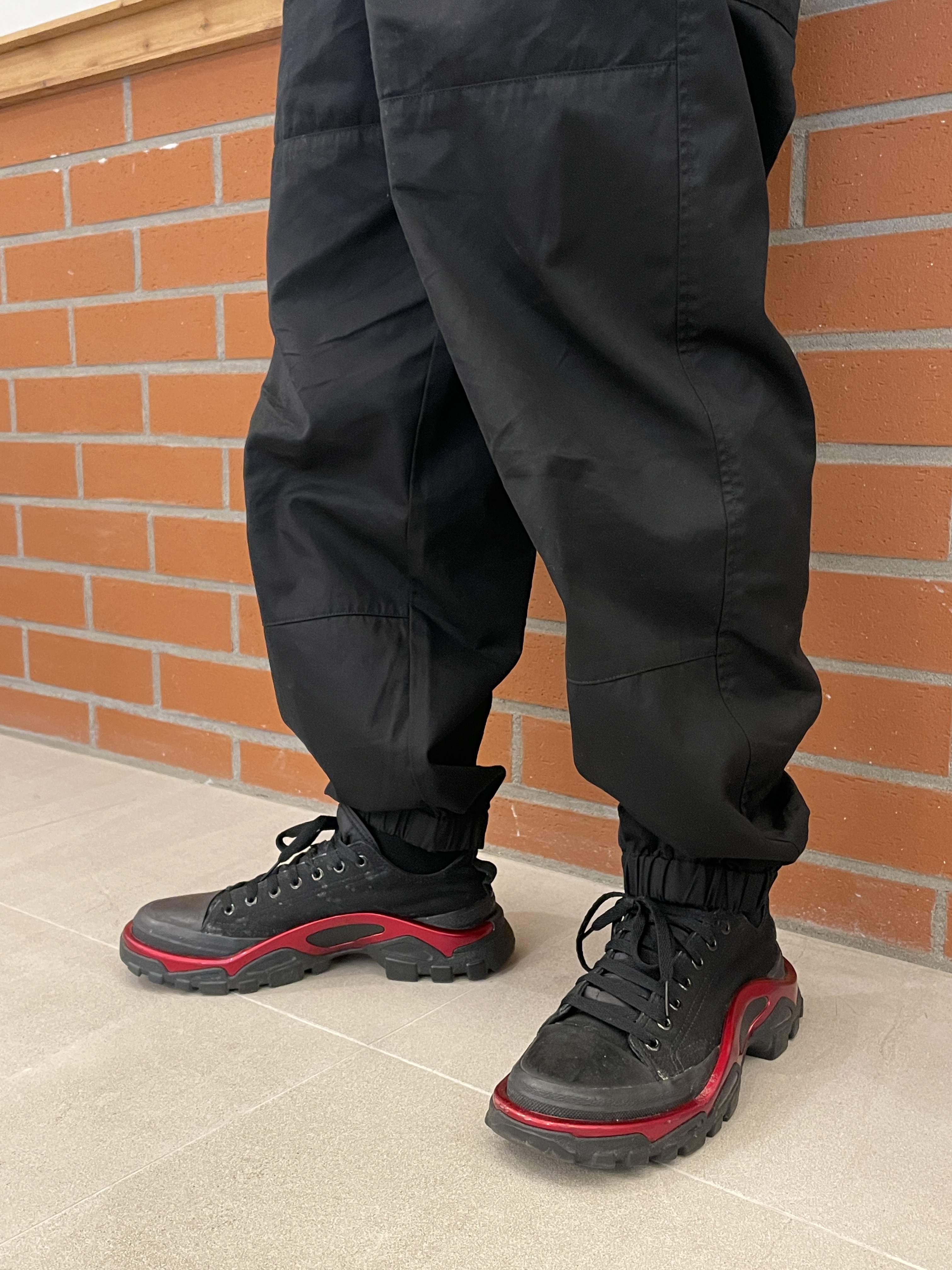 Adidas x Raf Simons New Runner Black Scarlet 착용 스타일 - 2