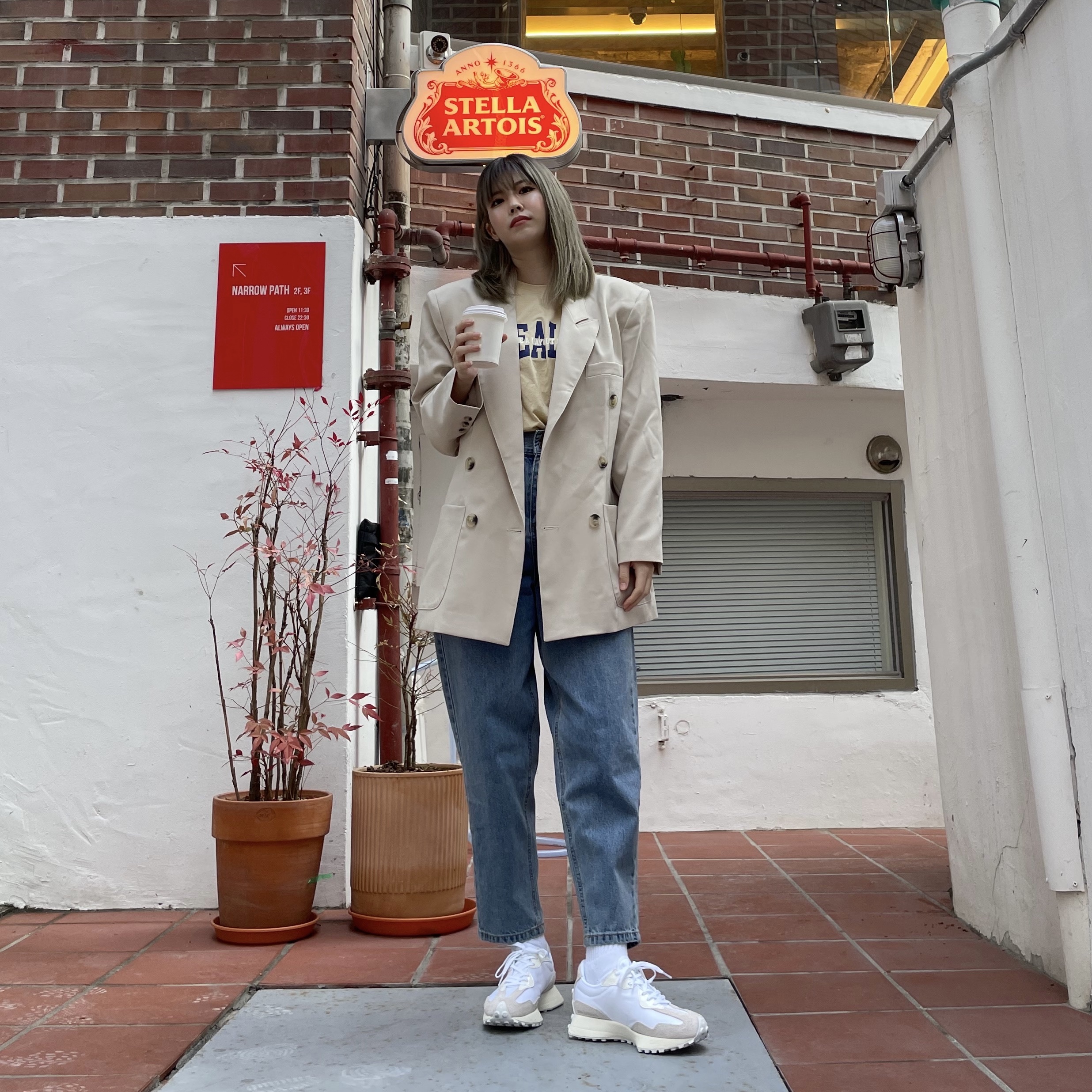 (W) New Balance 327 White Moonbeam 착용 스타일 - 1