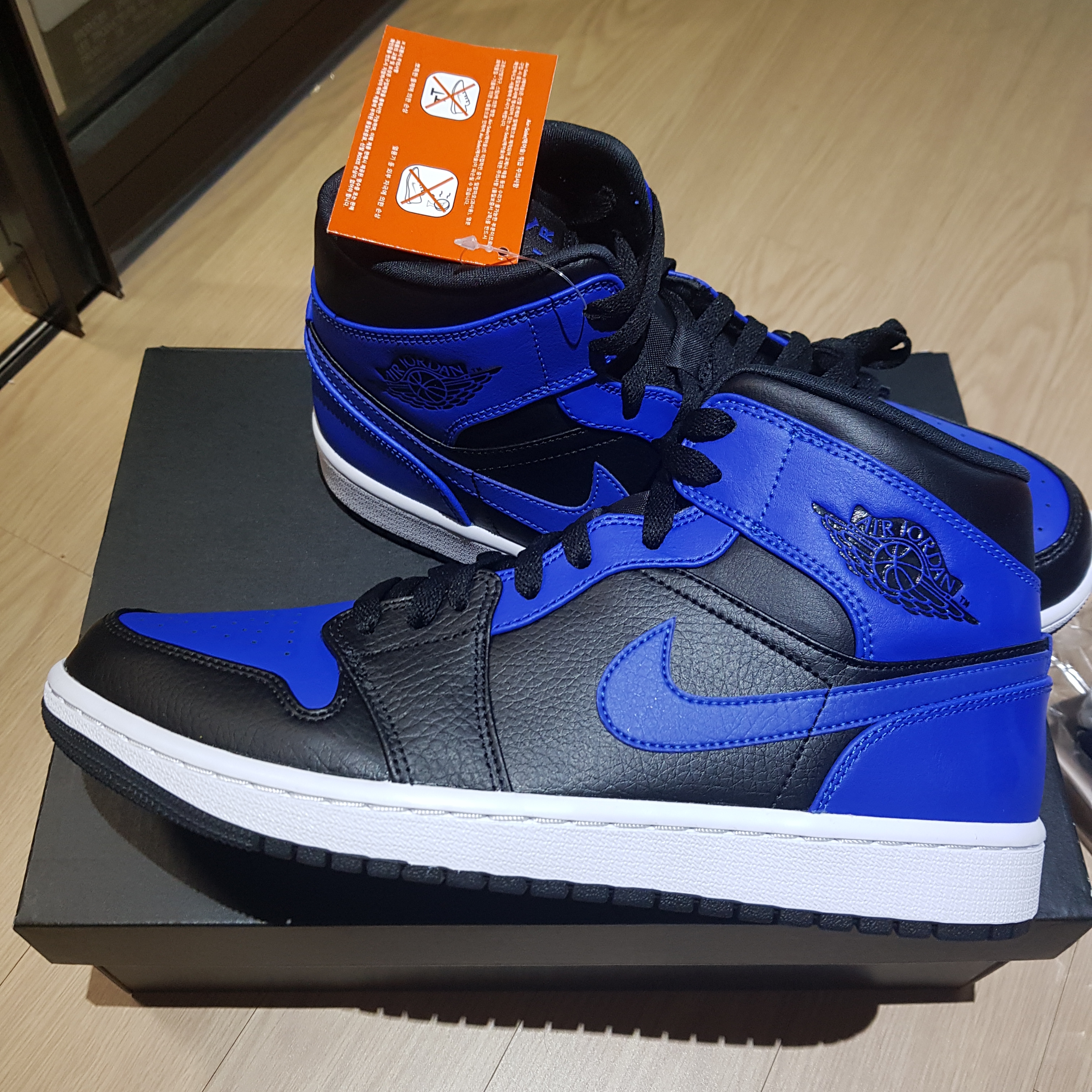 Jordan 1 Mid Black Hyper Royal 착용 스타일