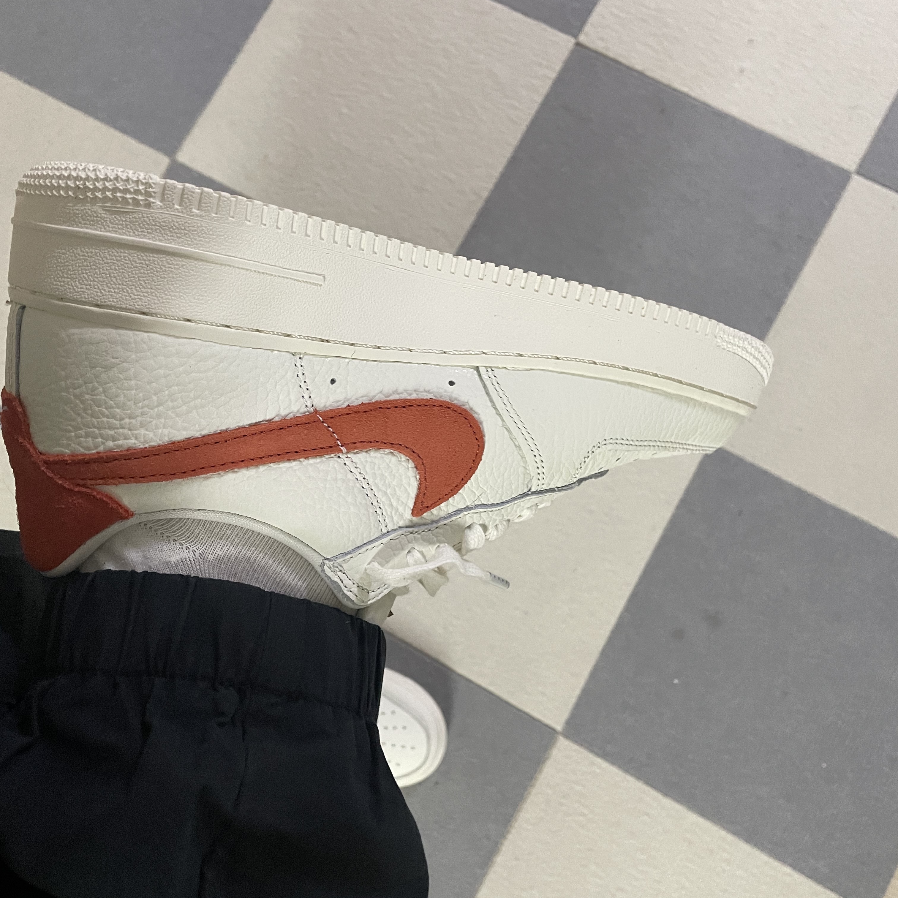 Nike Air Force 1 '07 Craft Mantra Orange 착용 스타일 - 2