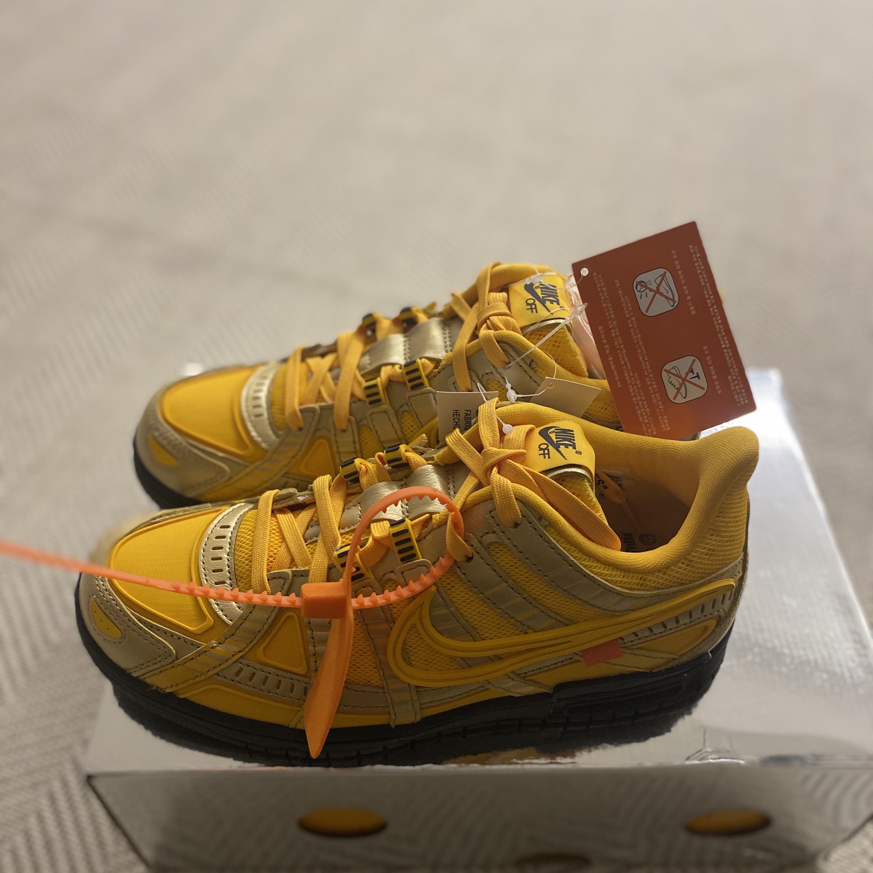 Nike x Off-White Air Rubber Dunk University Gold 착용 스타일 - 1