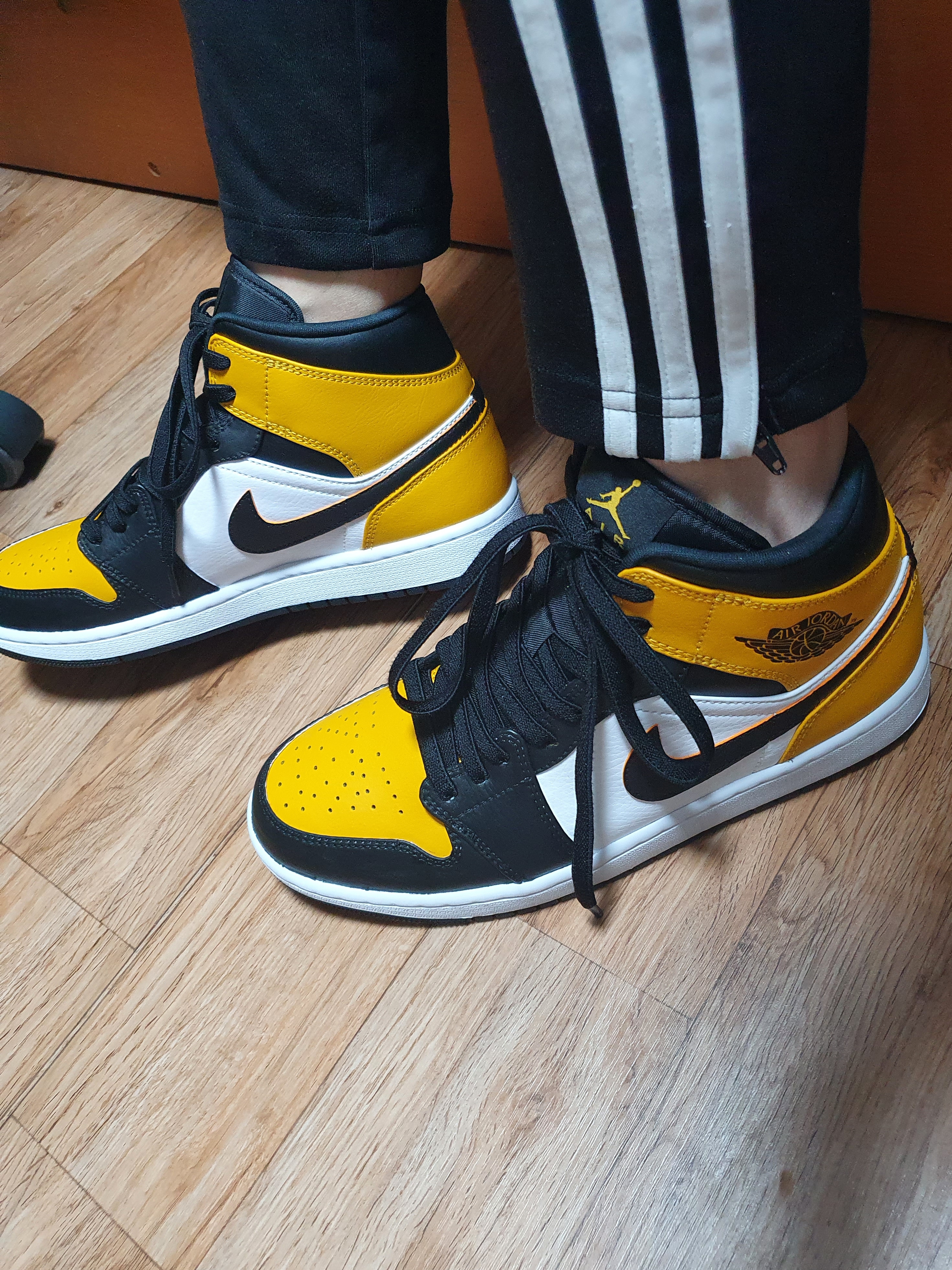 Jordan 1 Mid White University Gold 착용 스타일 - 1