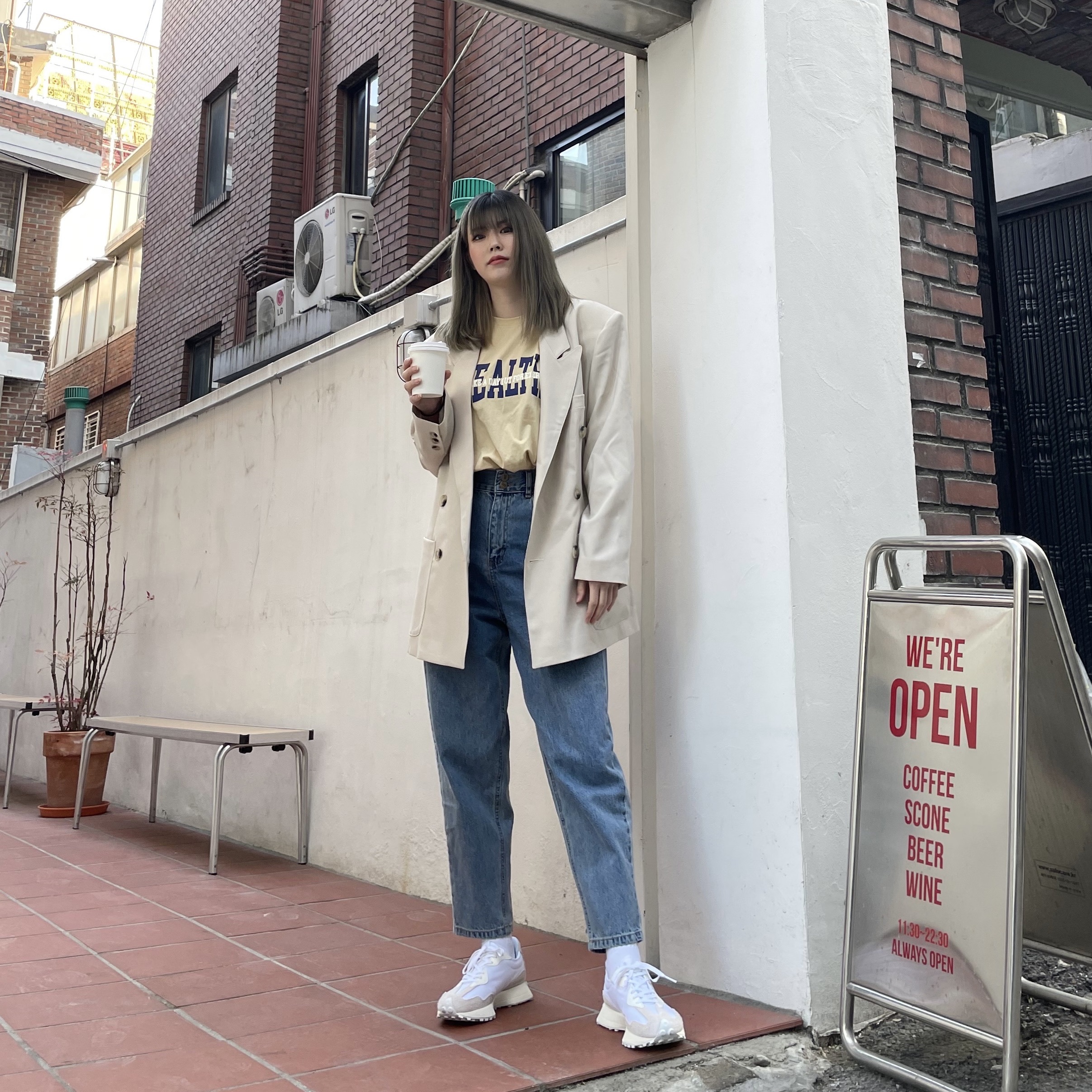 (W) New Balance 327 White Moonbeam 착용 스타일 - 3