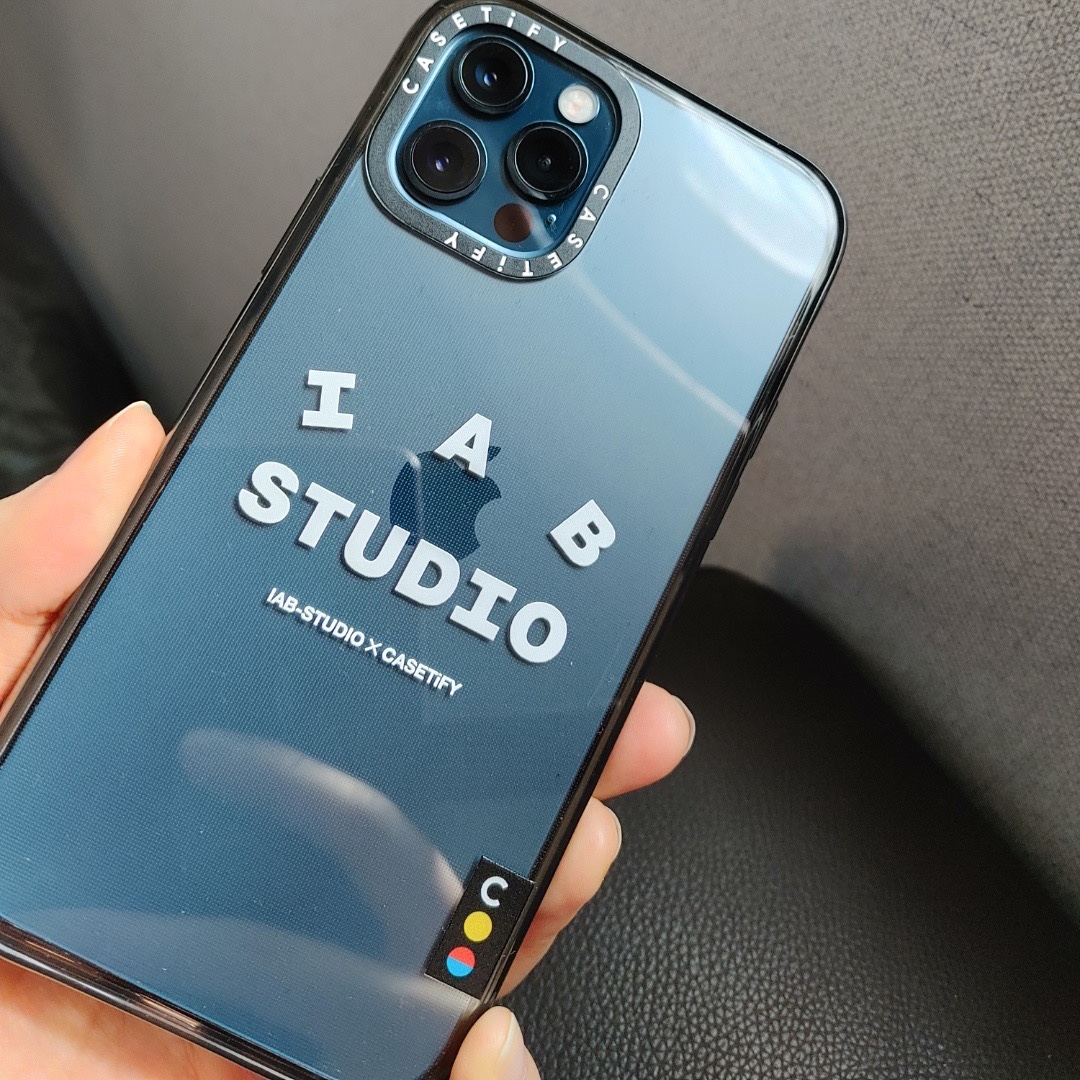 Casetify x IAB Studio iPhone Logo Case Clear Black 착용 스타일