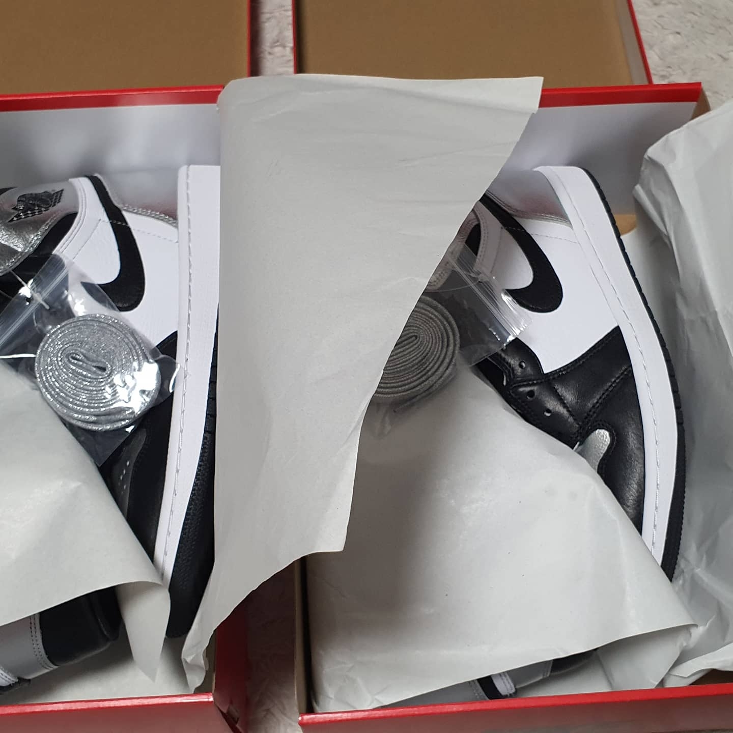 Nike Dunk Low Retro Hyper Cobalt, (W) Jordan 1 Retro High OG Silver Toe 착용 스타일 - 2