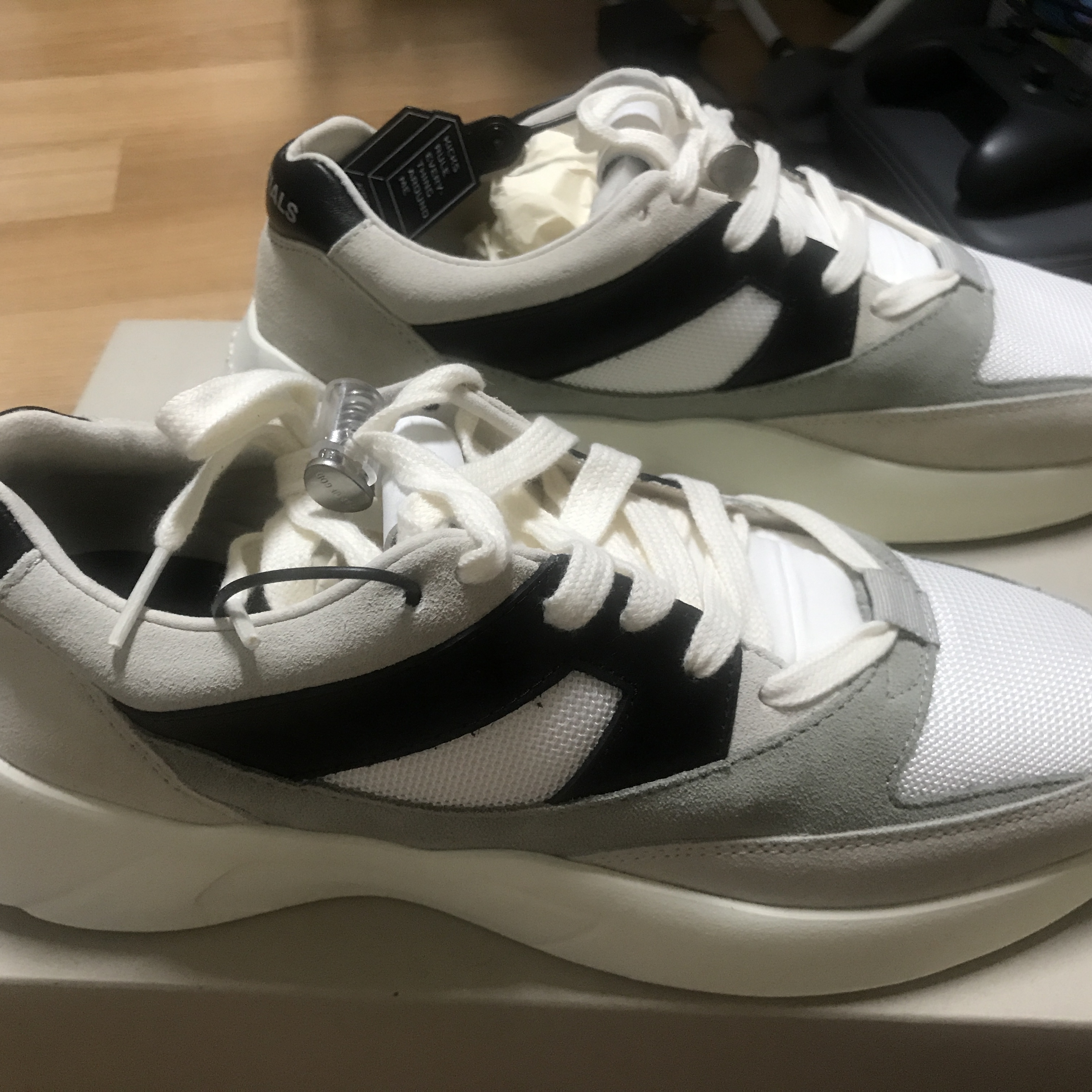 Essentials Distance Sneakers Cream Grey Black 착용 스타일 - 3