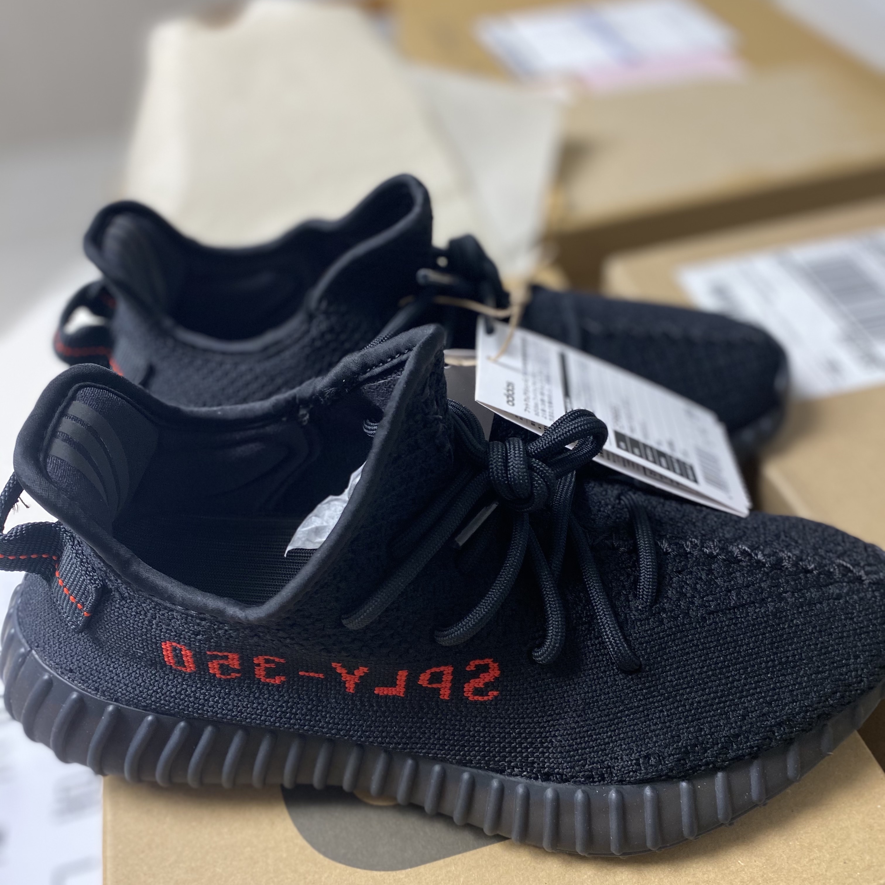 Adidas Yeezy Boost 350 V2 Black Red 2020 착용 스타일 - 1