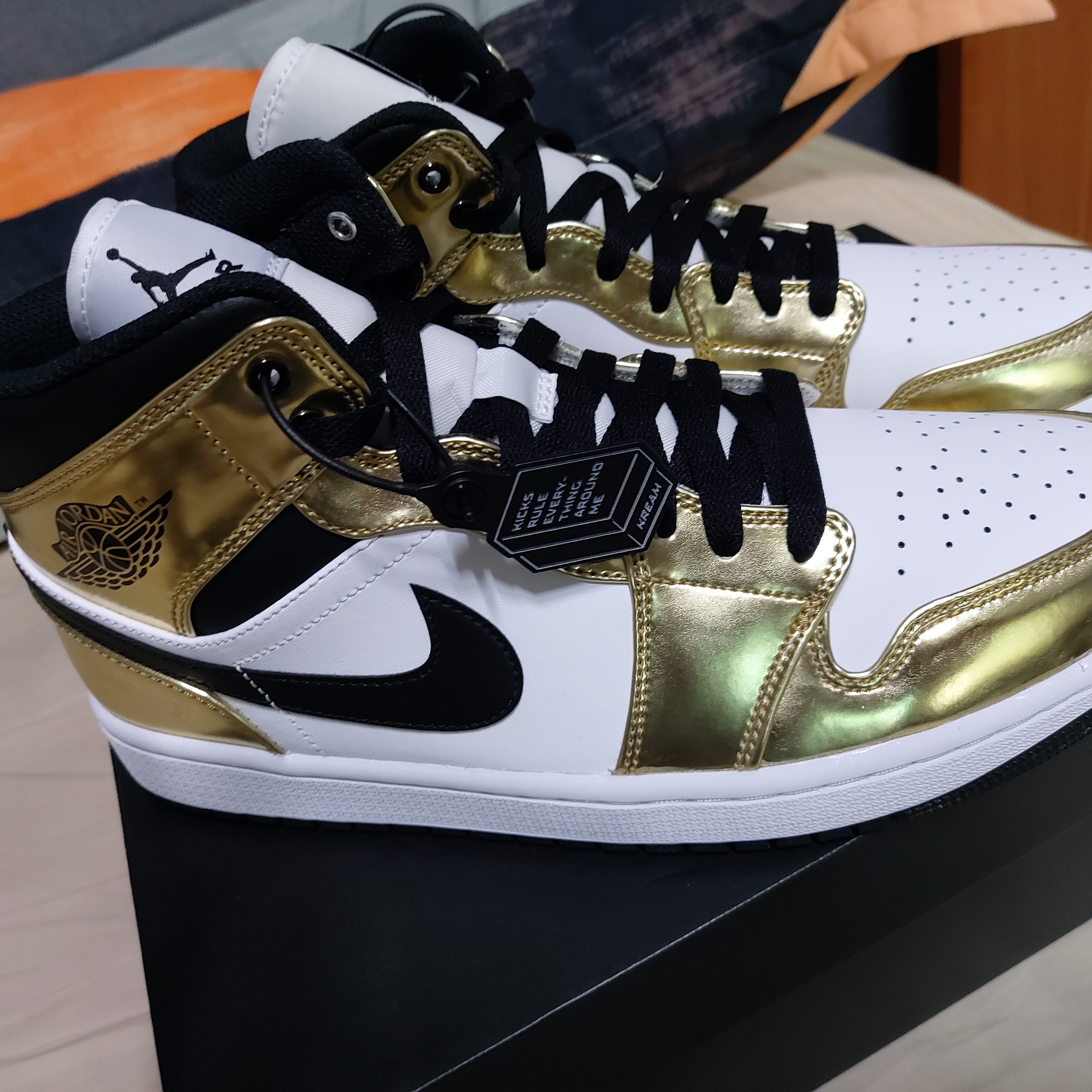 Jordan 1 Mid SE Metallic Gold 착용 스타일