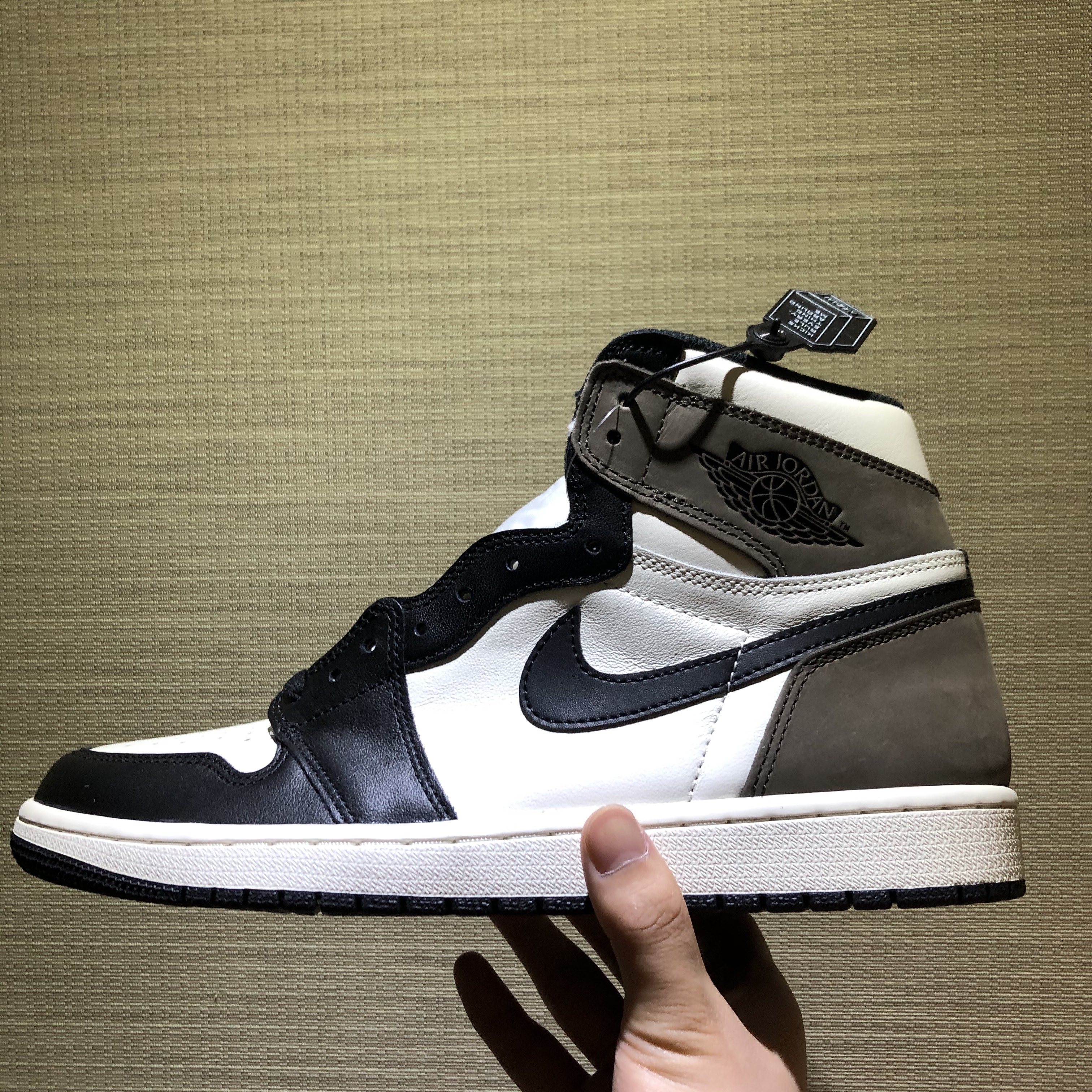 Jordan 1 Retro High OG Black Mocha 착용 스타일