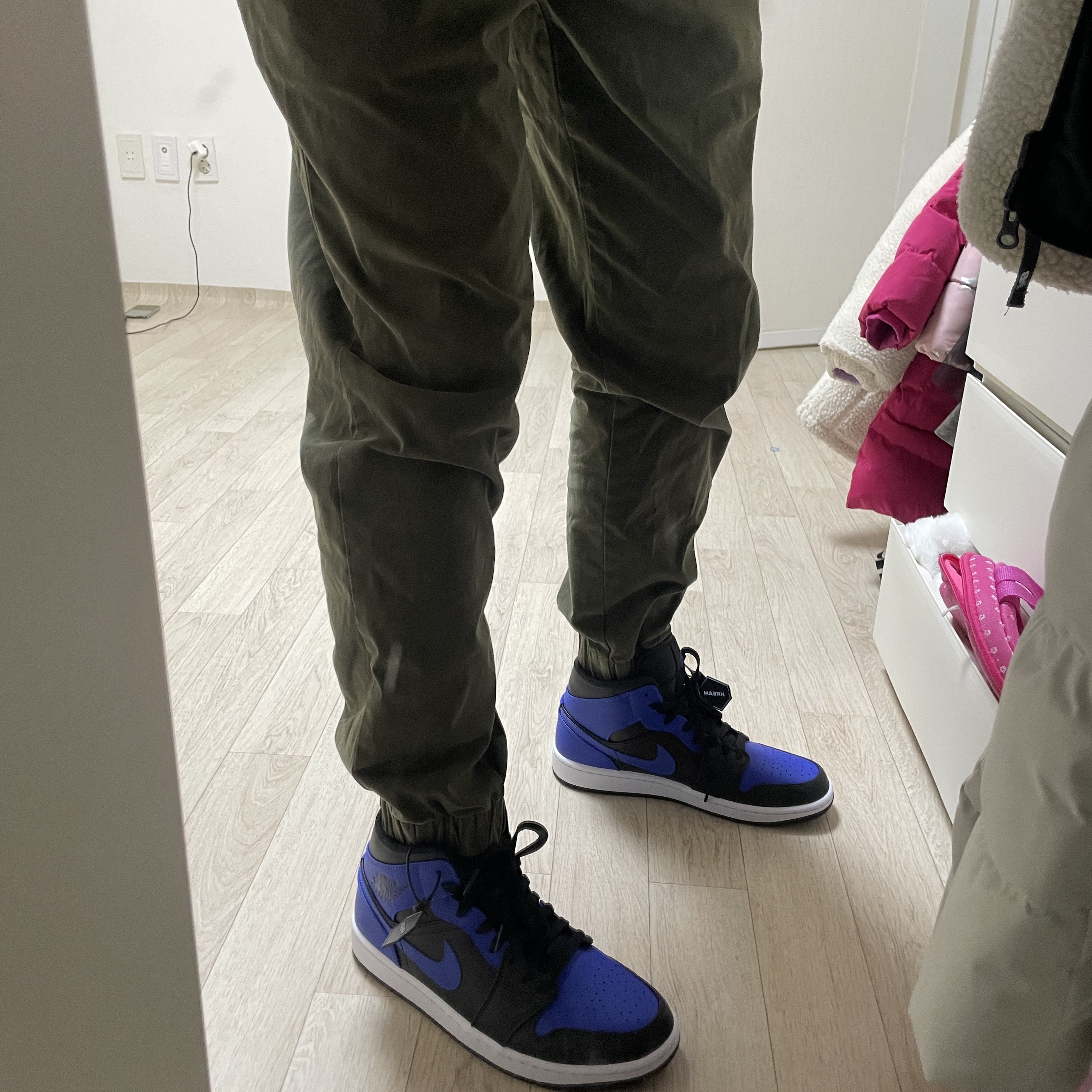 Jordan 1 Mid Black Hyper Royal 착용 스타일 - 3