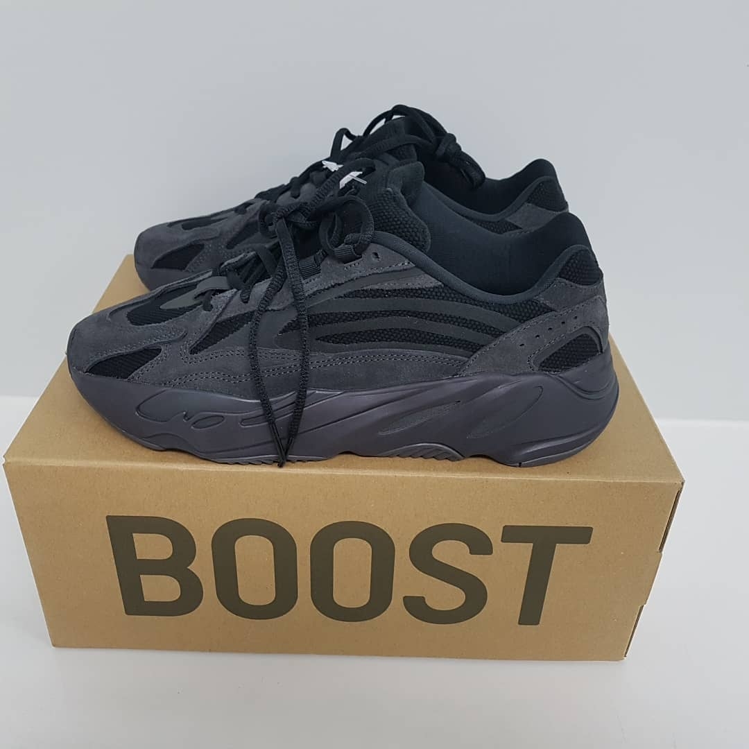 Adidas Yeezy Boost 700 V2 Vanta 2019 착용 스타일 - 2