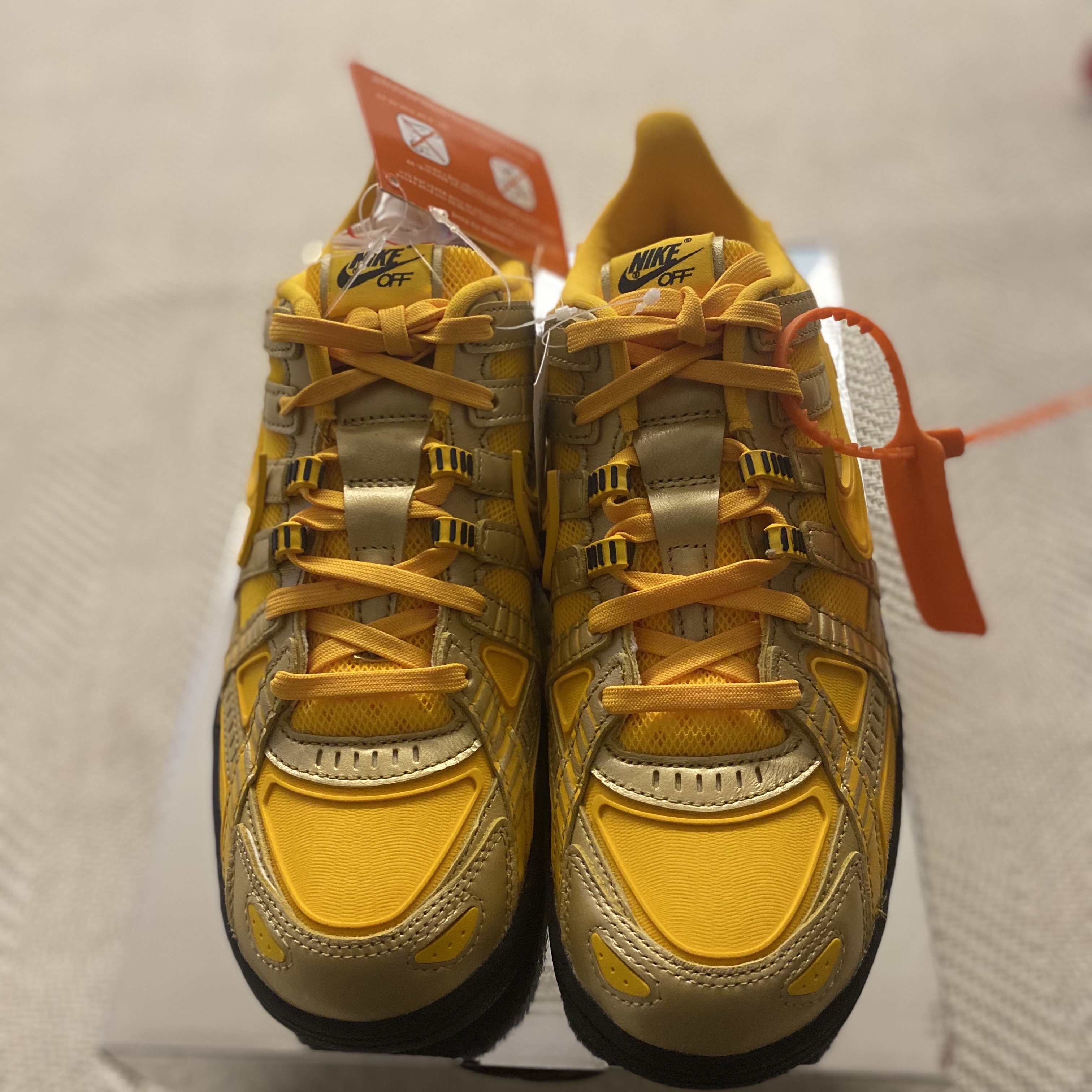 Nike x Off-White Air Rubber Dunk University Gold 착용 스타일 - 3