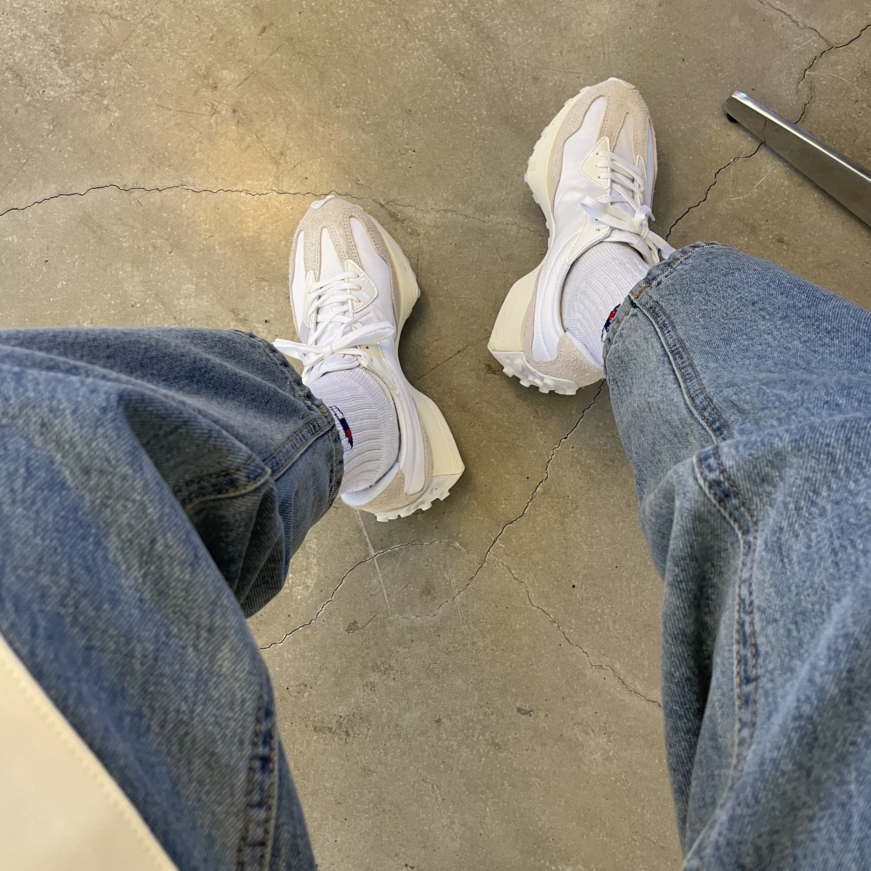 (W) New Balance 327 White Moonbeam 착용 스타일 - 5