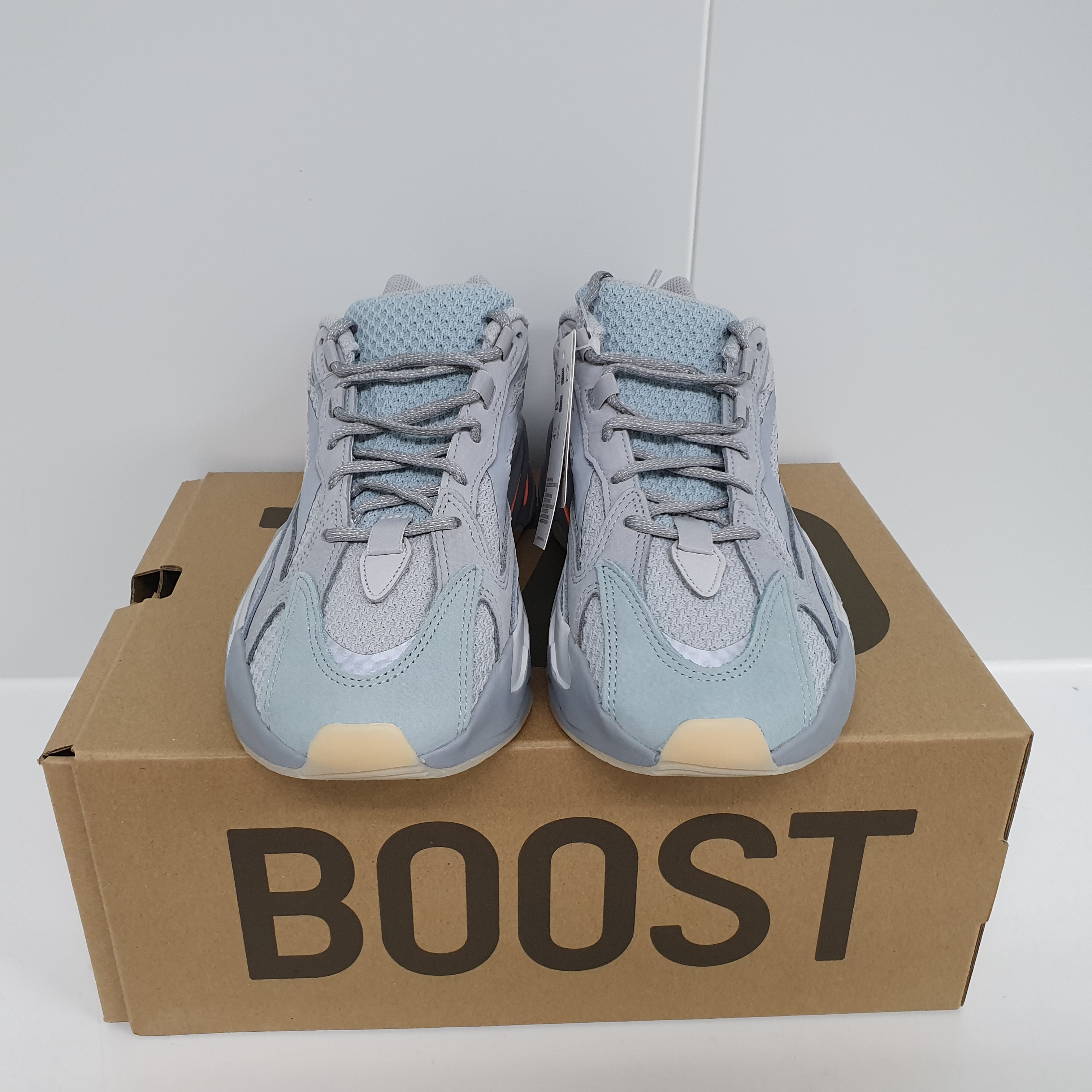 Adidas Yeezy Boost 700 V2 Inertia 착용 스타일 - 3