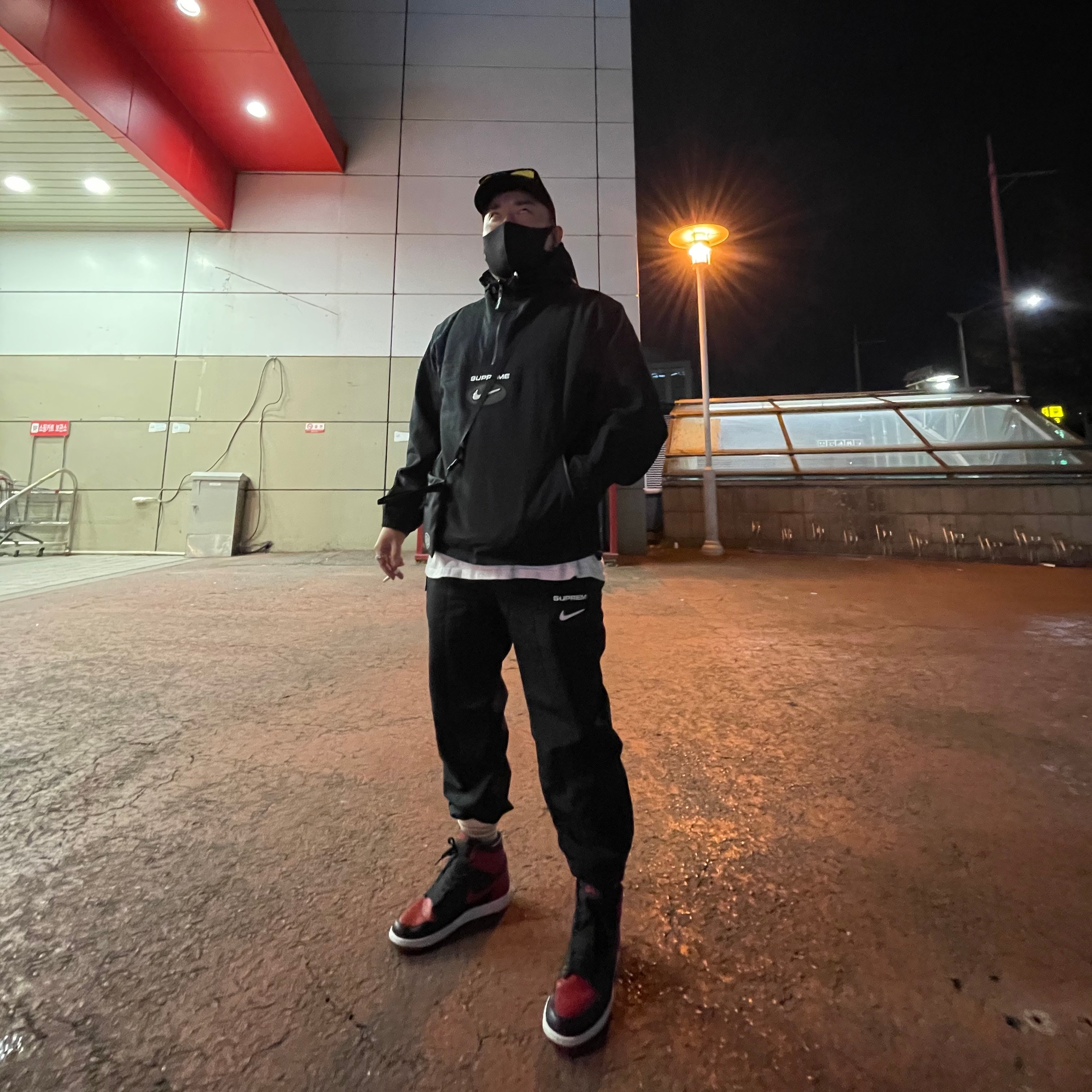 Jordan 1 Retro High OG Bred Banned 2016, Supreme x Nike Jewel Reversible Ripstop Anorak Black - 20FW 착용 스타일