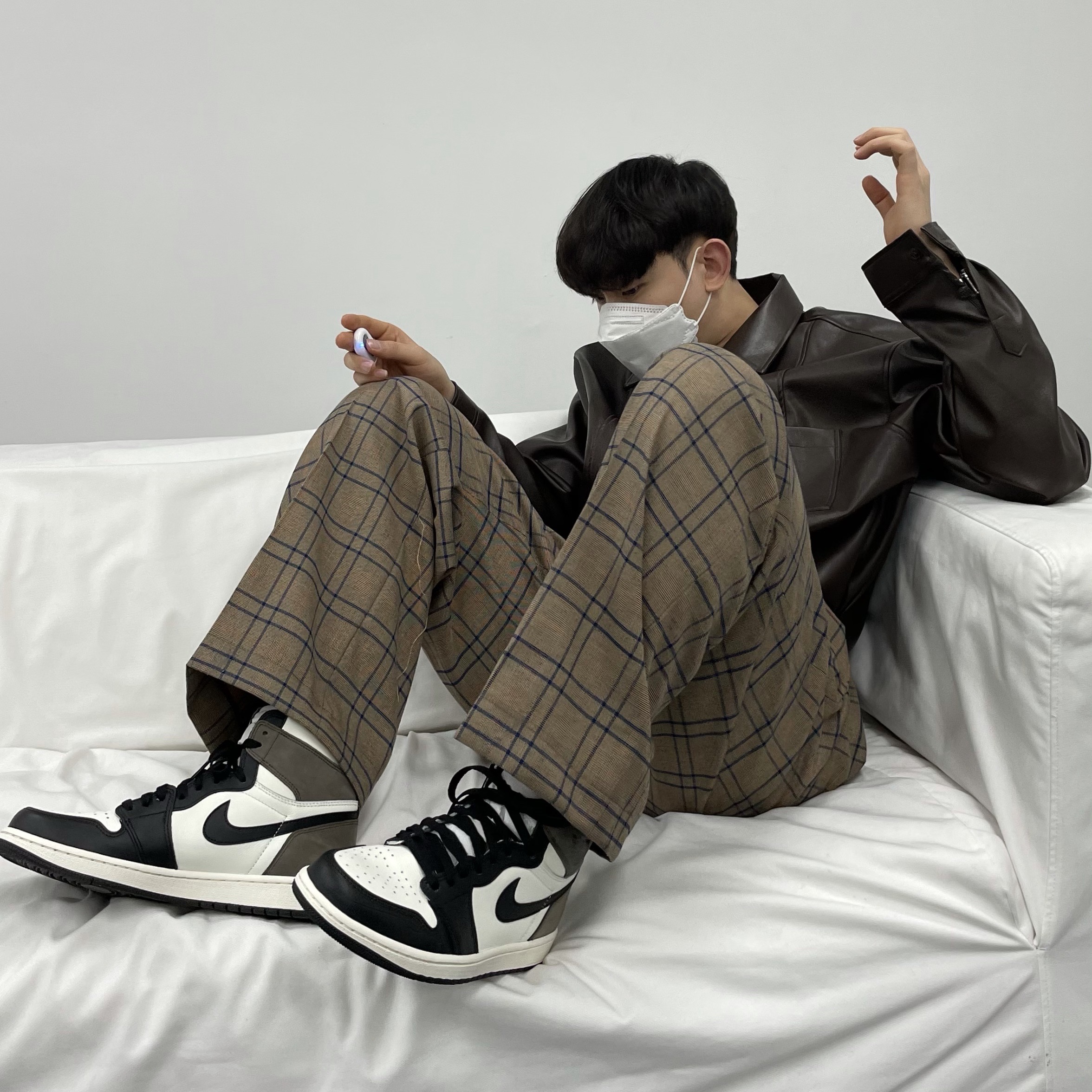 Jordan 1 Retro High OG Black Mocha 착용 스타일 - 3