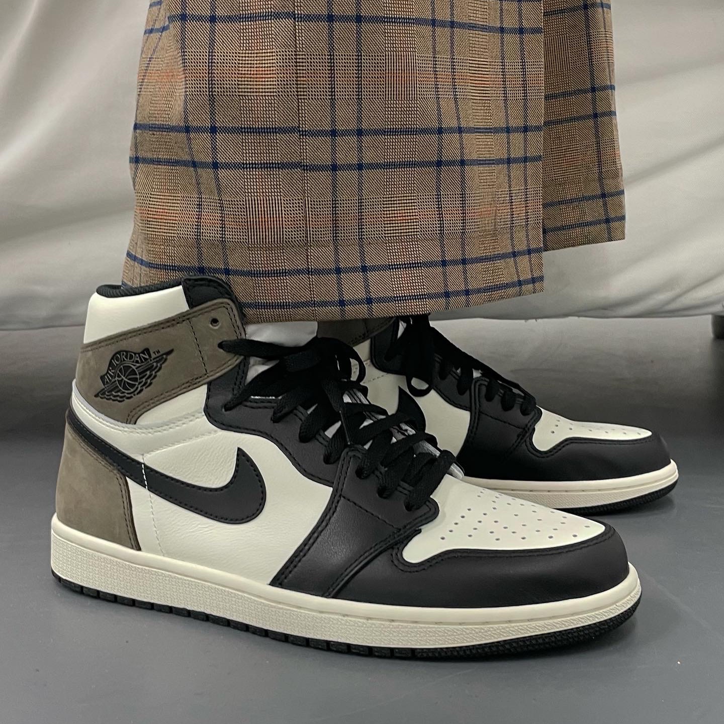 Jordan 1 Retro High OG Black Mocha 착용 스타일 - 5