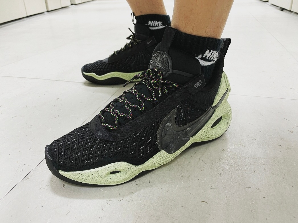 Nike Cosmic Unity Black Green Glow 착용 스타일