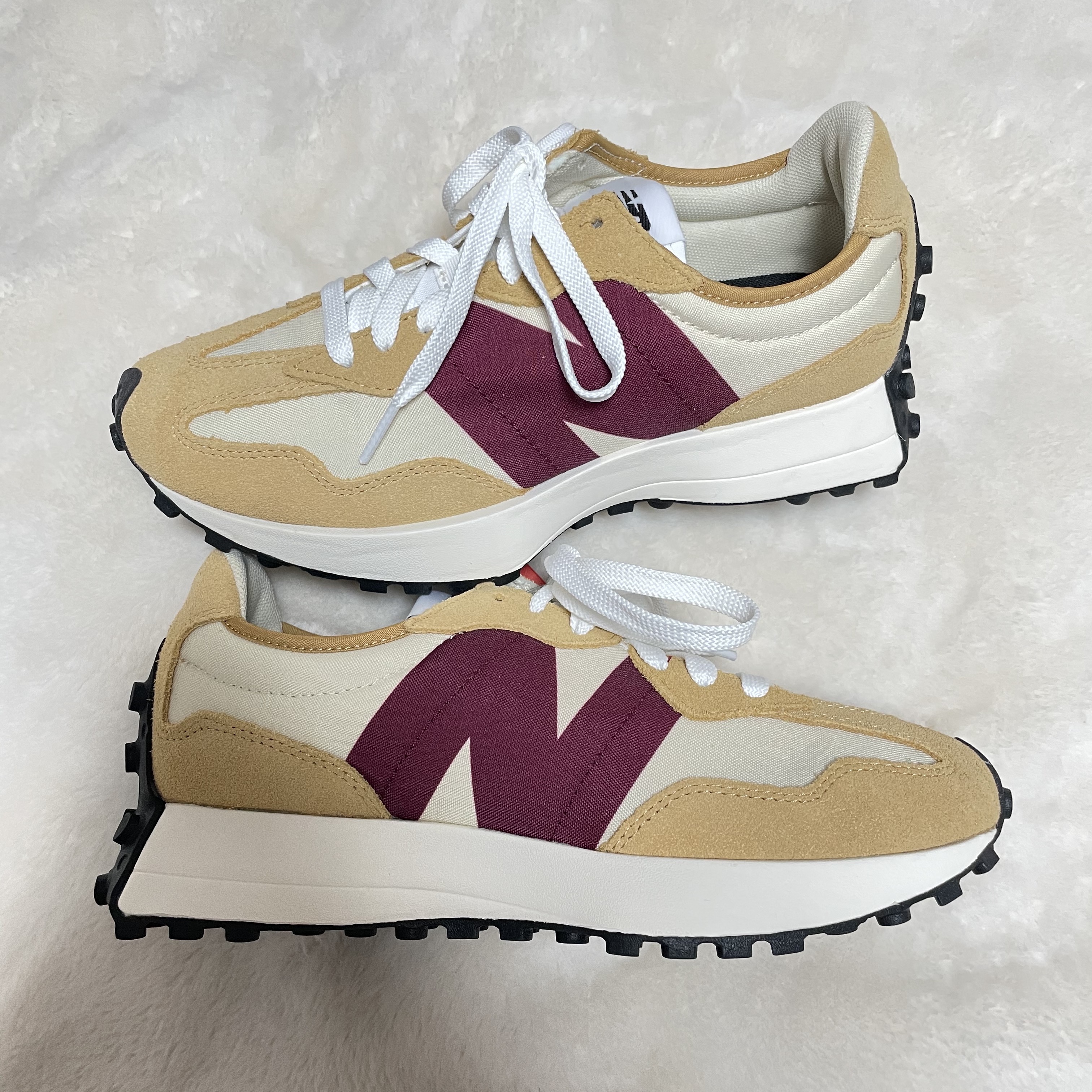 New Balance 327 Moonbeam Ghost Pepper 착용 스타일