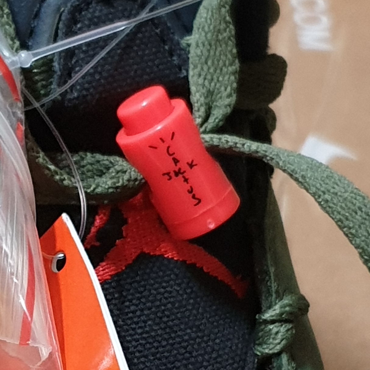 Jordan 6 x Travis Scott Retro Olive 착용 스타일 - 1