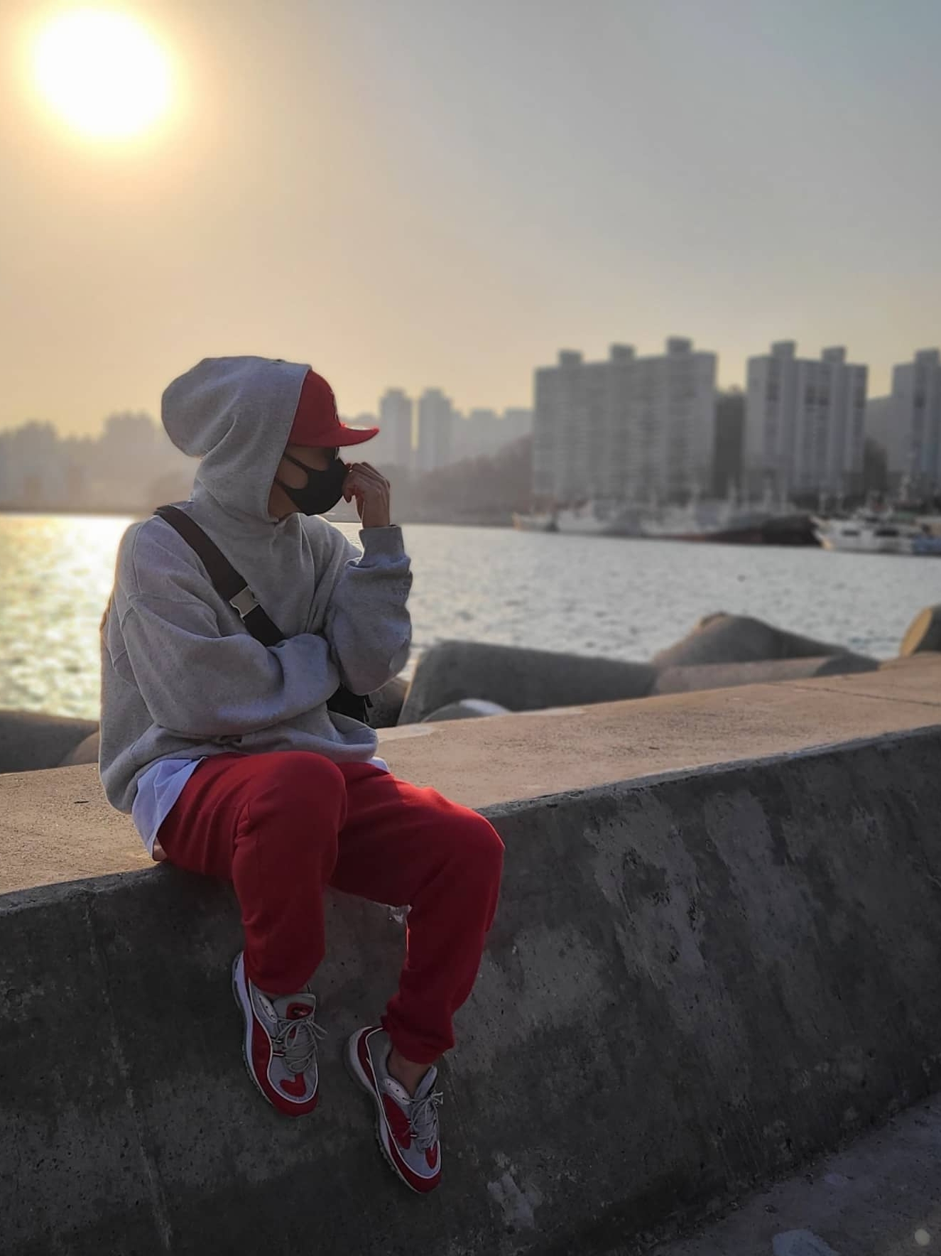 Nike x Supreme Air Max 98 Varsity Red 착용 스타일 - 3