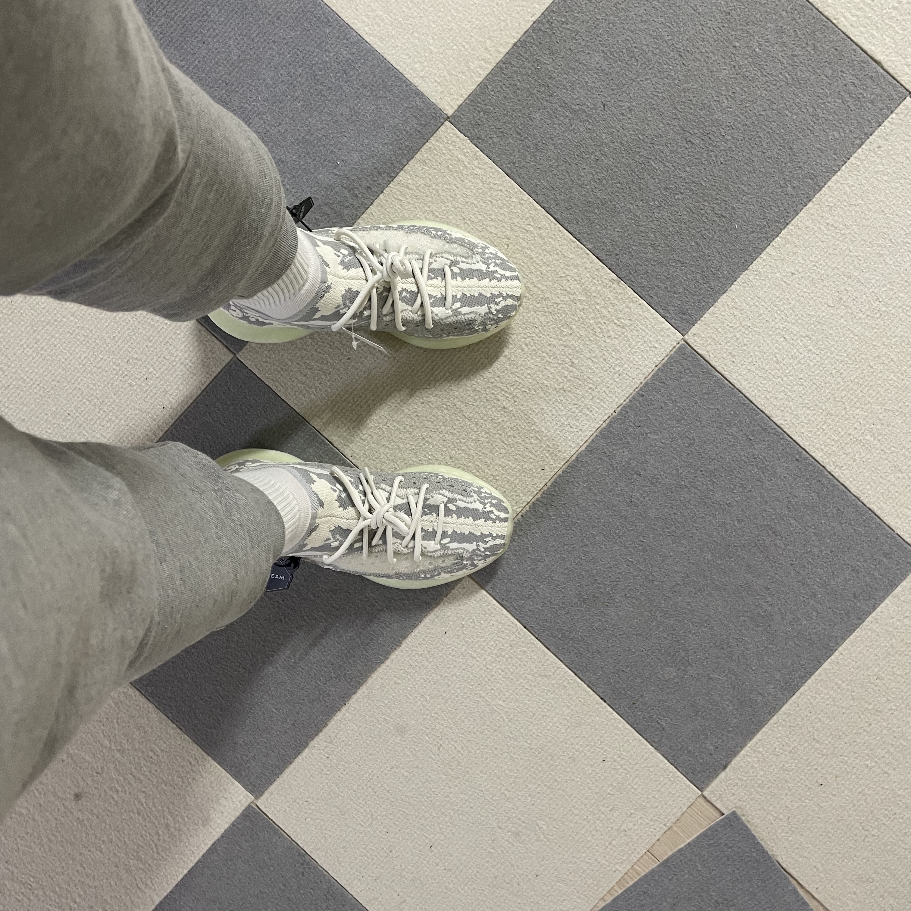 Adidas Yeezy Boost 380 Alien 착용 스타일 - 3